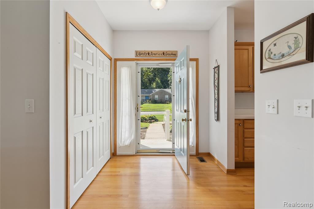 1441 Remsing Street Hartland, MI 48353 - Photo 6 of 59 Gallery Image 6