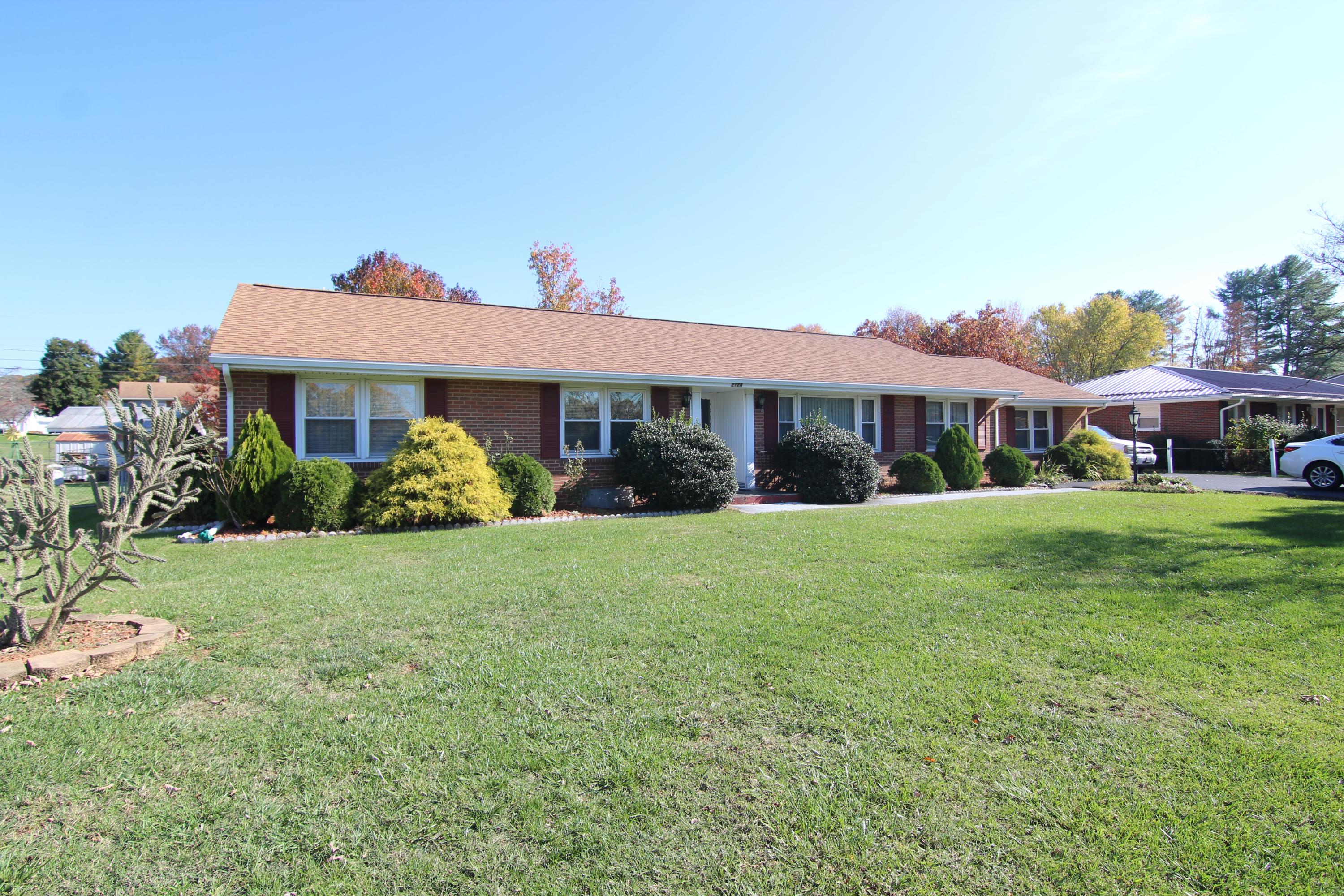 2124 Feather Road Vinton, VA 24179 - Photo 2 of 59 IMG_6725