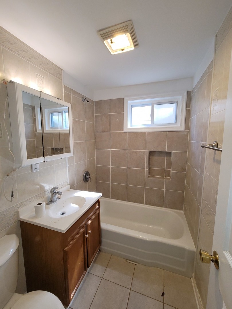 1411 Kings Road Carpentersville, IL 60110 - Photo 2 of 8