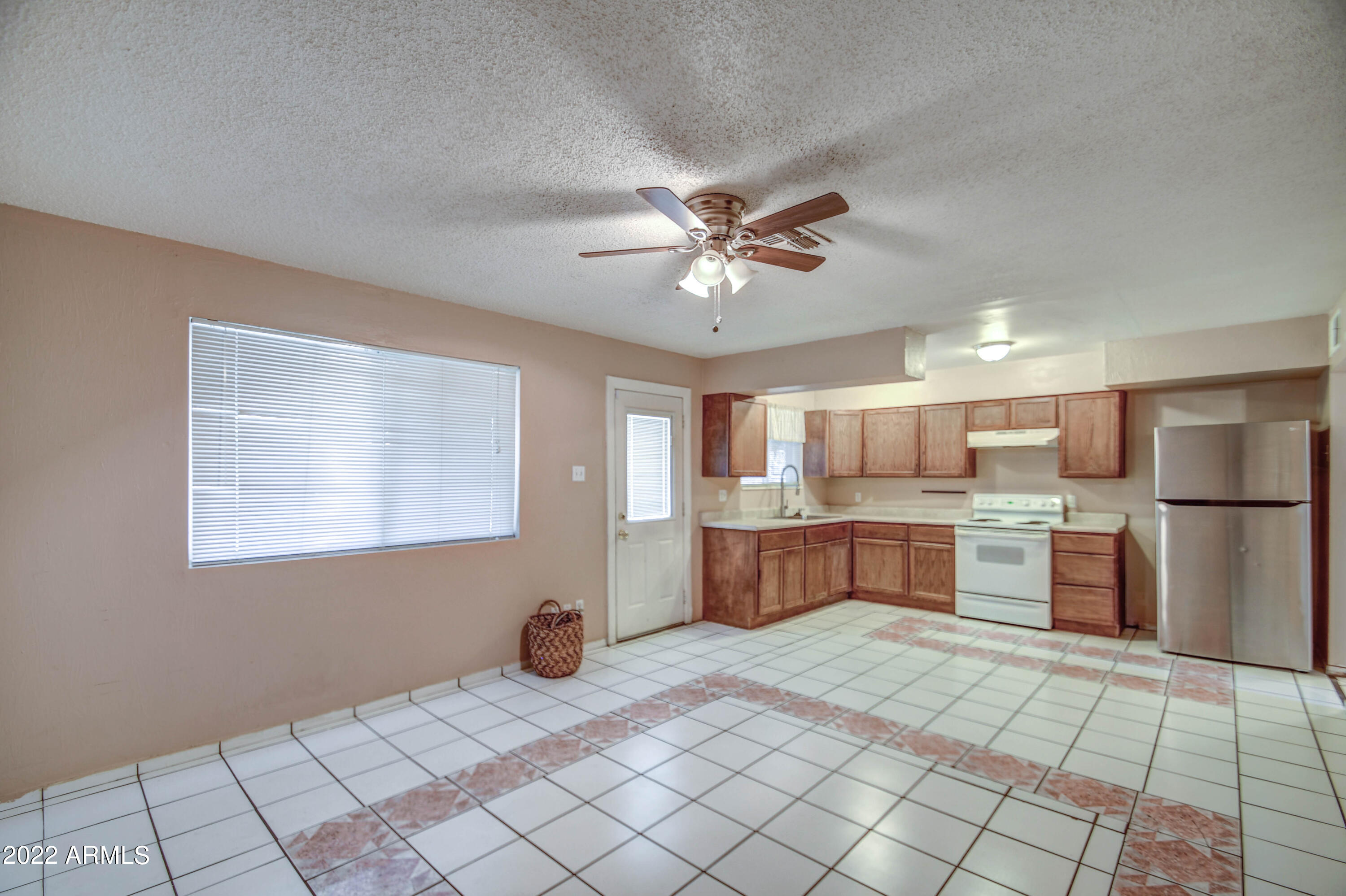 6221 West Monterey Way Phoenix, AZ 85033 - Photo 8 of 19 FAMILY 3