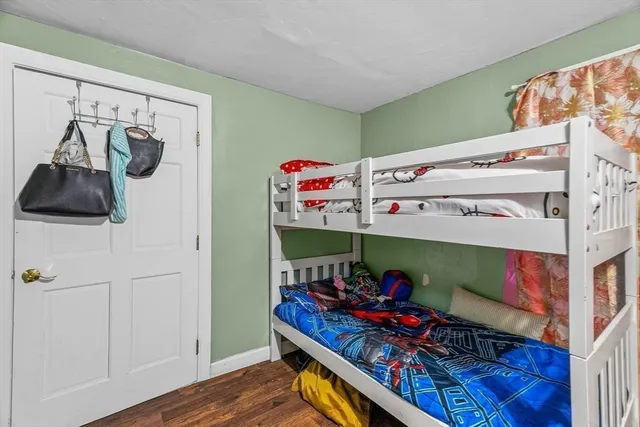 a view of entryway with window