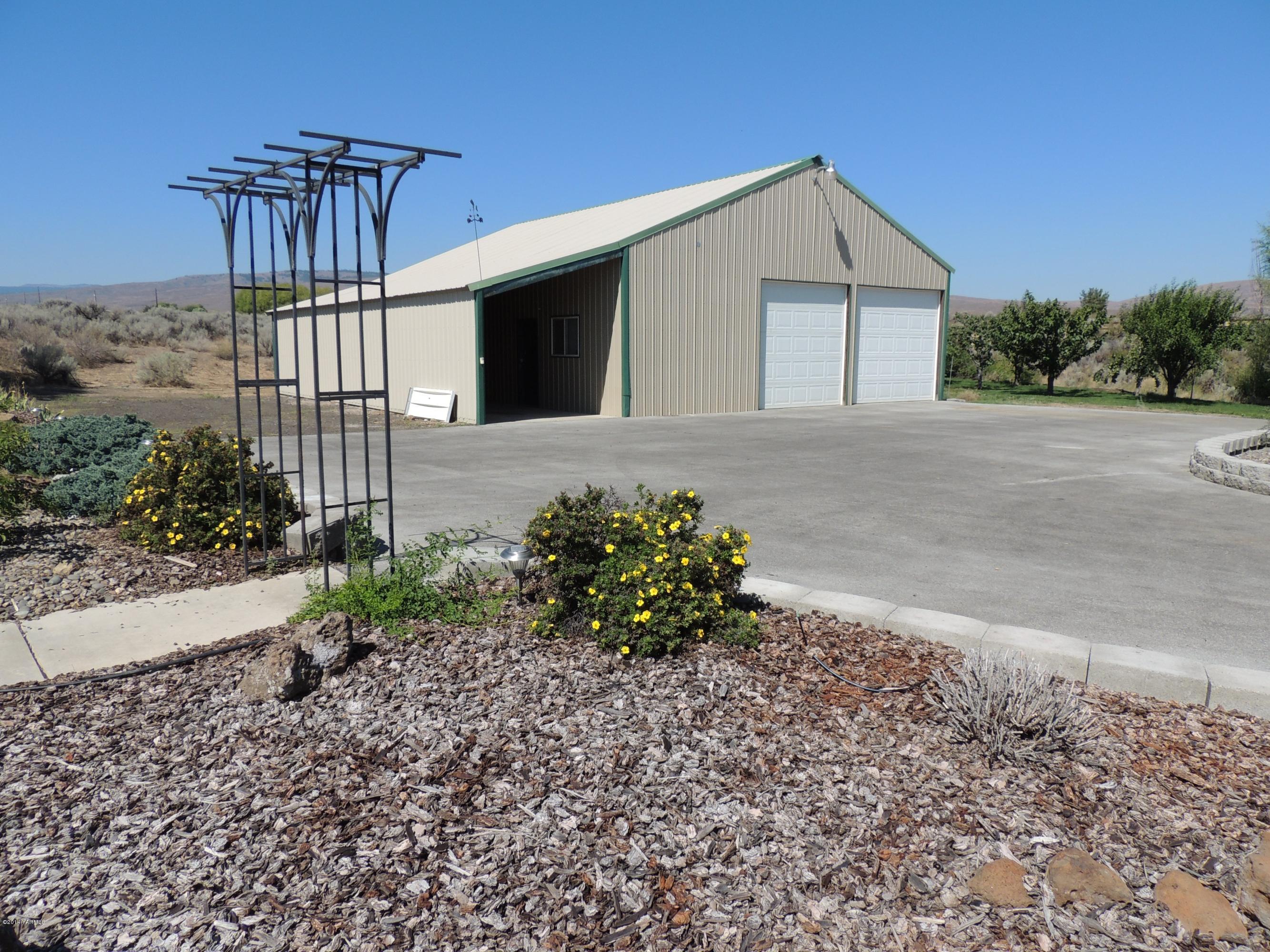 270 Red Tail Road Yakima, WA 98908 - Photo 1 of 69 a front view of a house with a yard