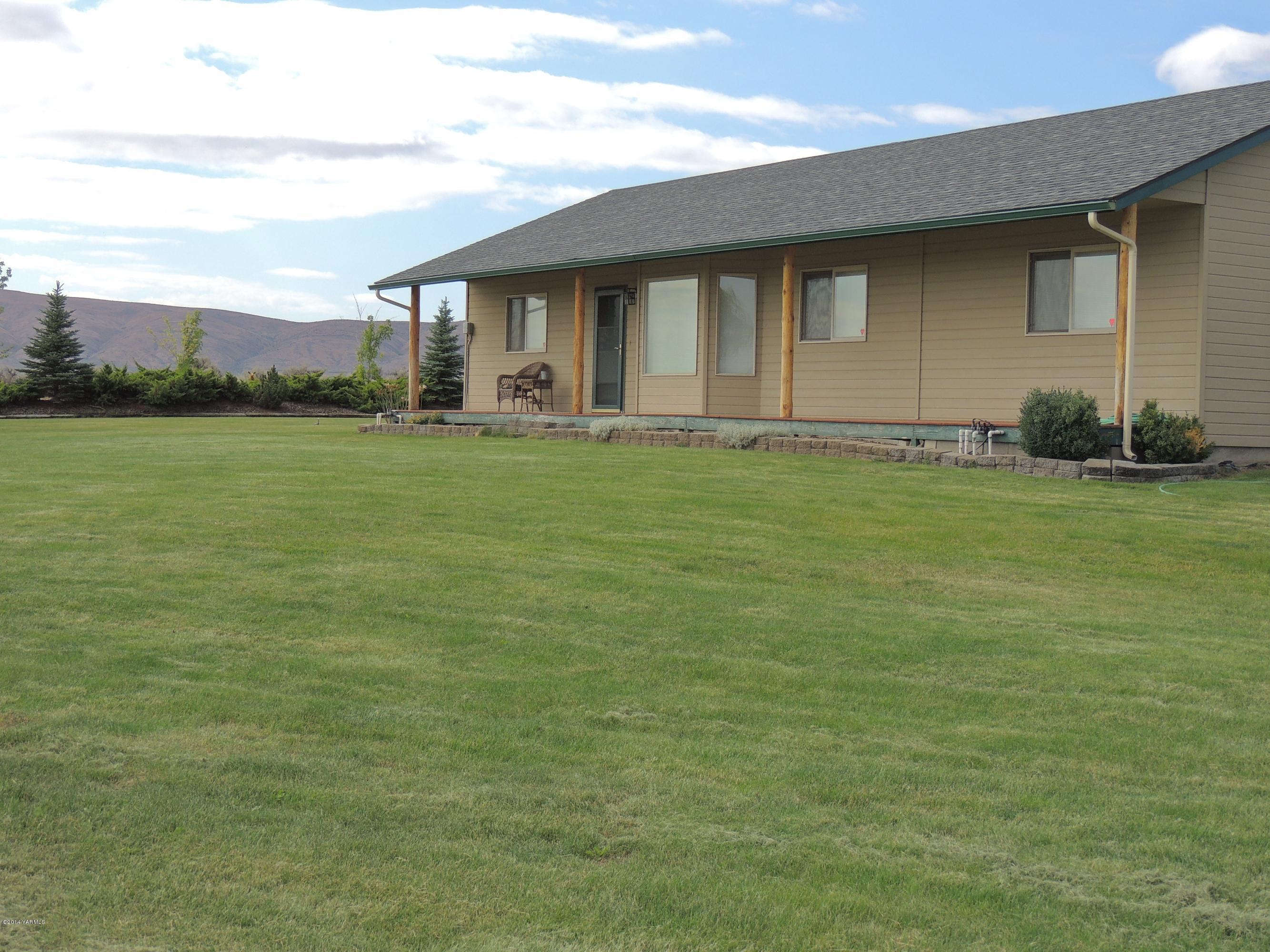 270 Red Tail Road Yakima, WA 98908 - Photo 2 of 69 a front view of house with yard and green space