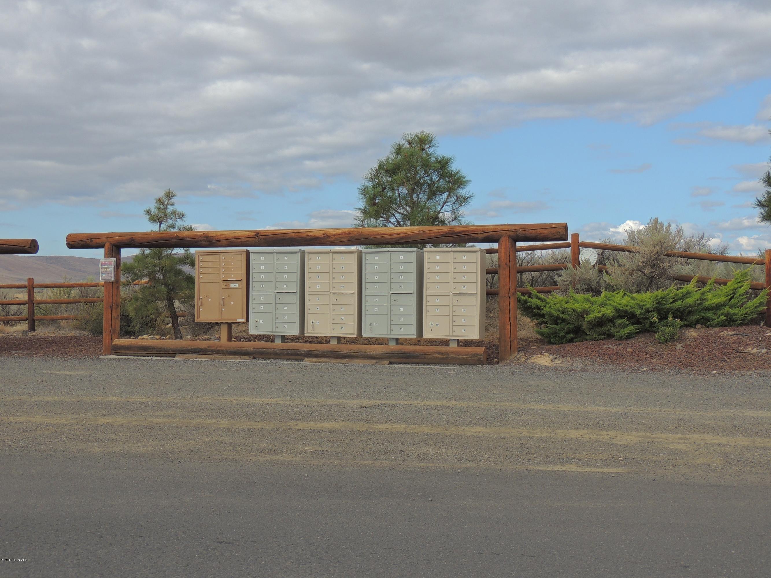 270 Red Tail Road Yakima, WA 98908 - Photo 13 of 69 front view of a house with a street