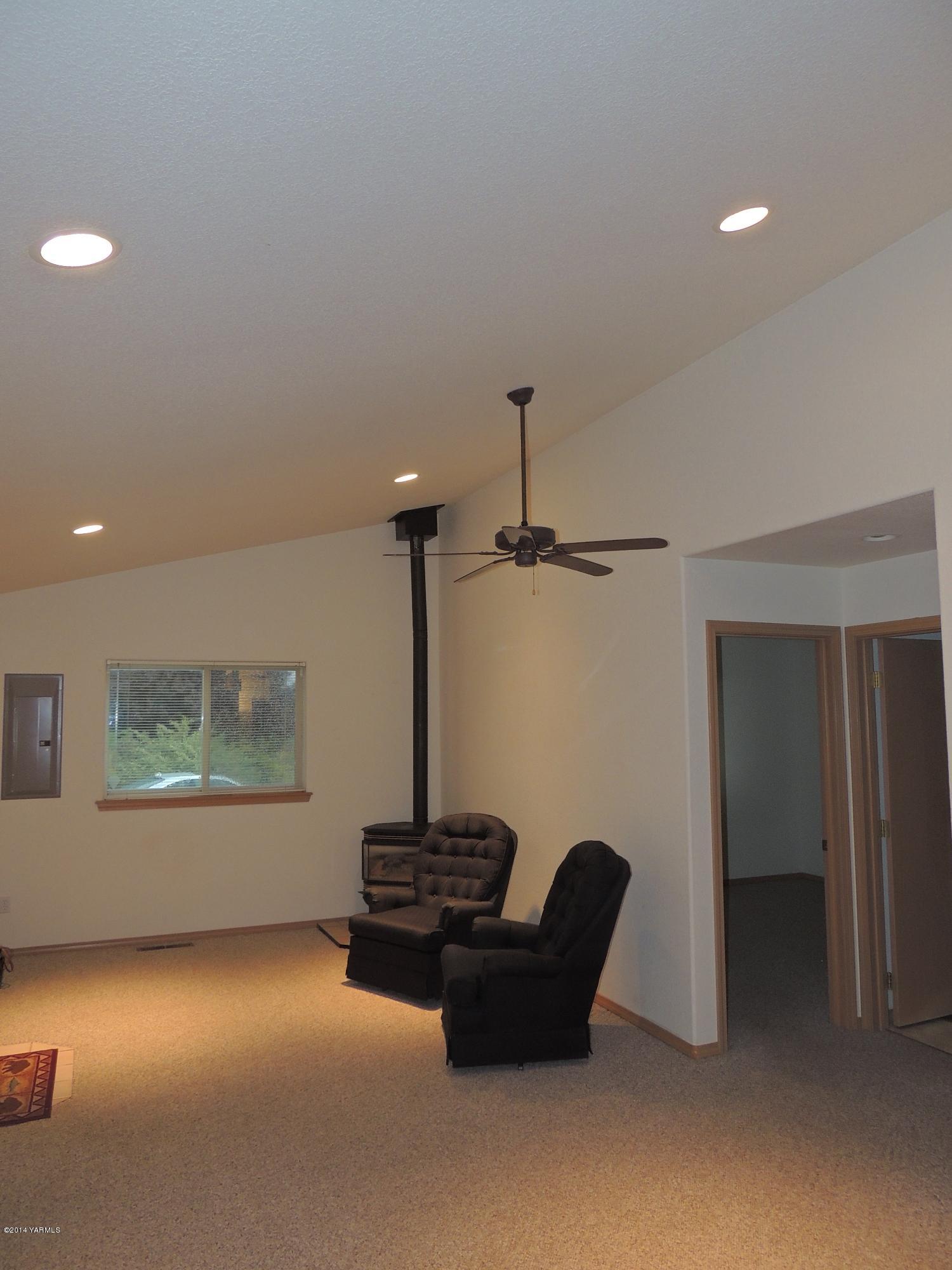 270 Red Tail Road Yakima, WA 98908 - Photo 18 of 69 Family room