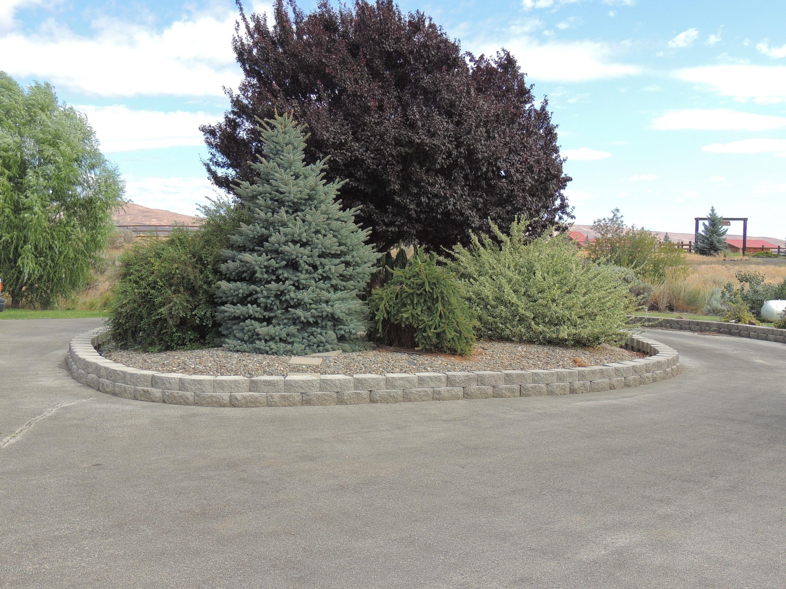 270 Red Tail Road Yakima, WA 98908 - Photo 22 of 69 a view of a road with a trees