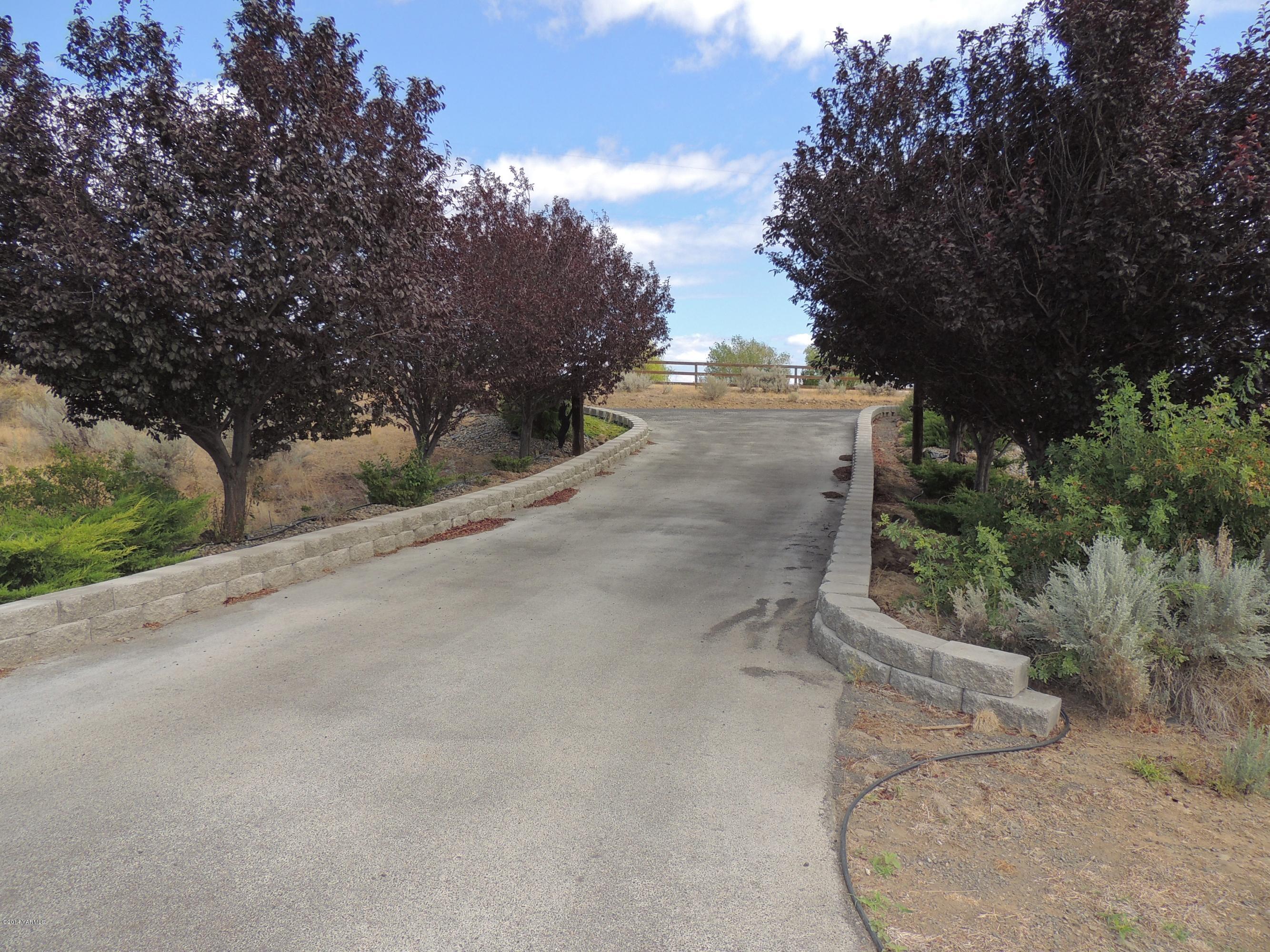 270 Red Tail Road Yakima, WA 98908 - Photo 24 of 69 an outdoor view with patio