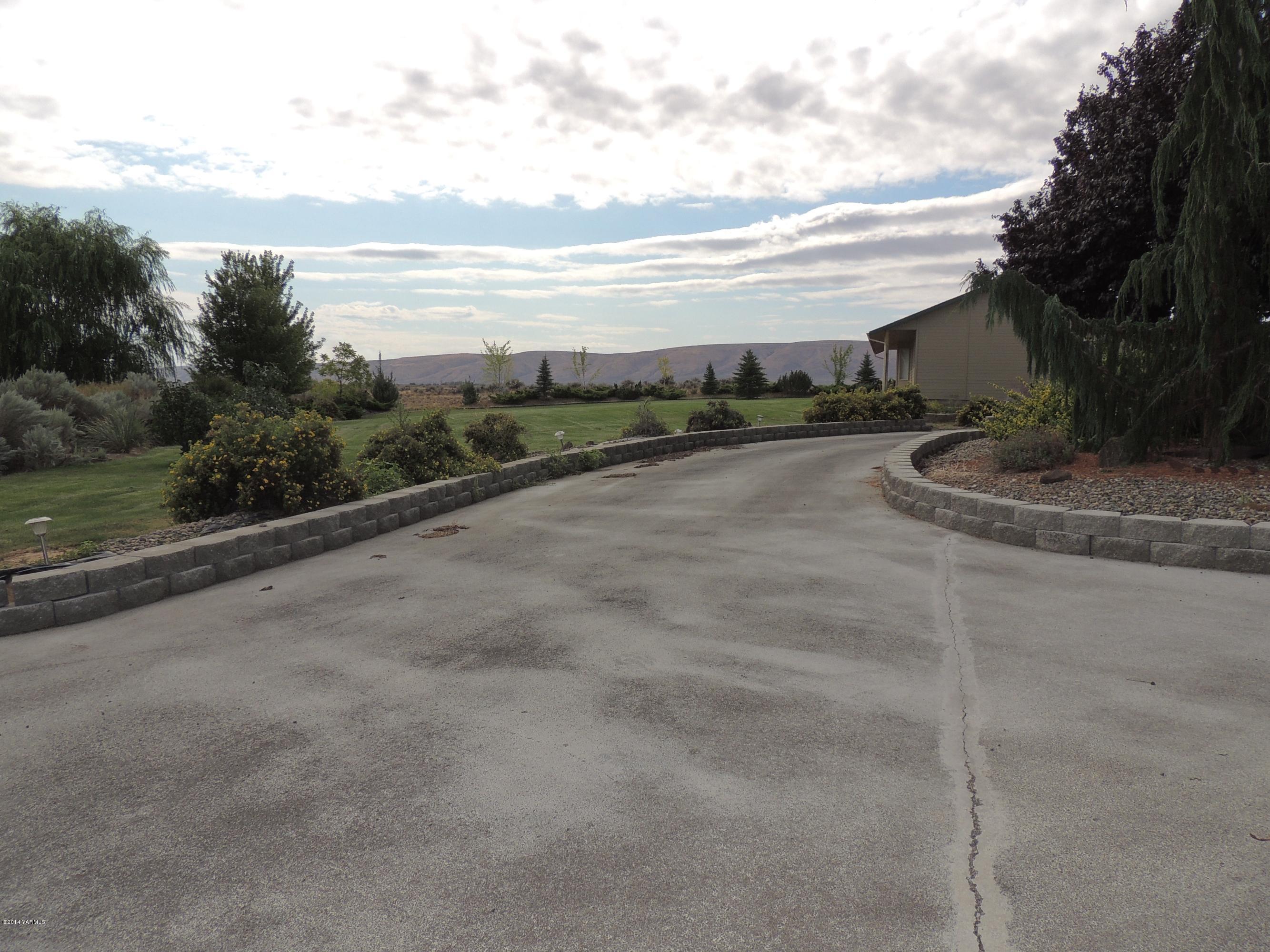 270 Red Tail Road Yakima, WA 98908 - Photo 25 of 69 a view of a terrace with yard and mountain view in back