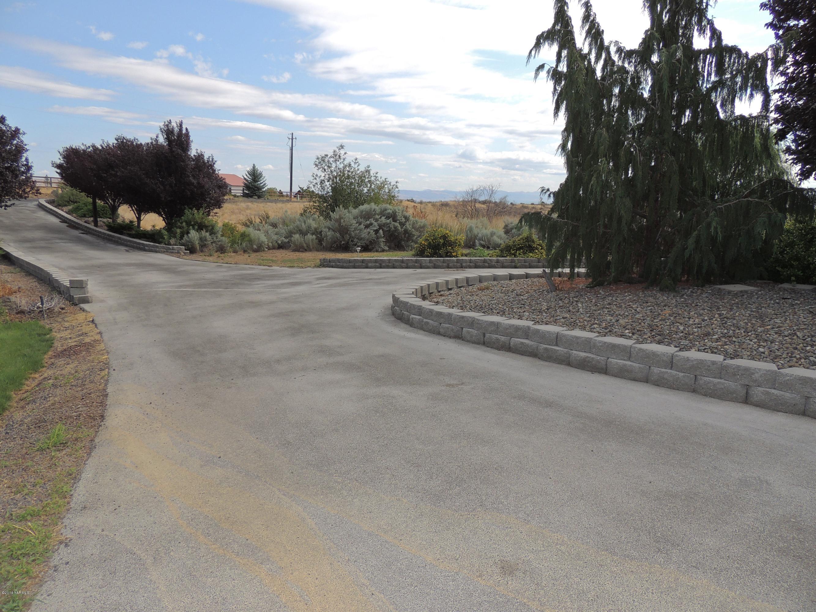 270 Red Tail Road Yakima, WA 98908 - Photo 26 of 69 a view of a road with a building in the background