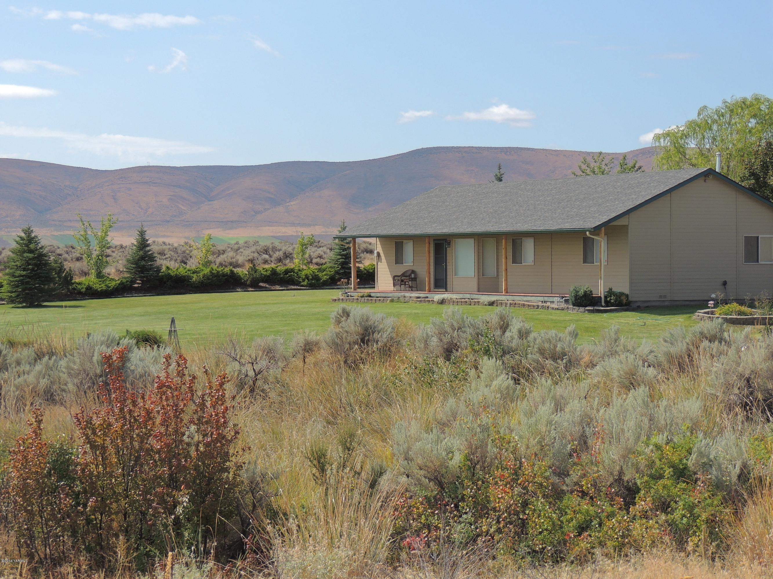 270 Red Tail Road Yakima, WA 98908 - Photo 27 of 69 a front view of a house with a yard and garage