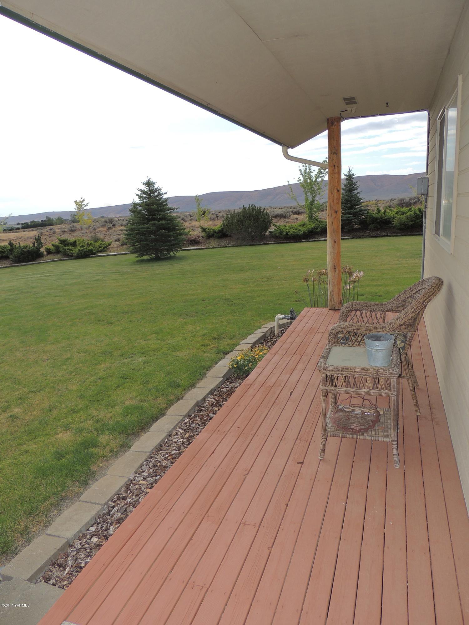 270 Red Tail Road Yakima, WA 98908 - Photo 29 of 69 Front Yard paved circle drive (12)