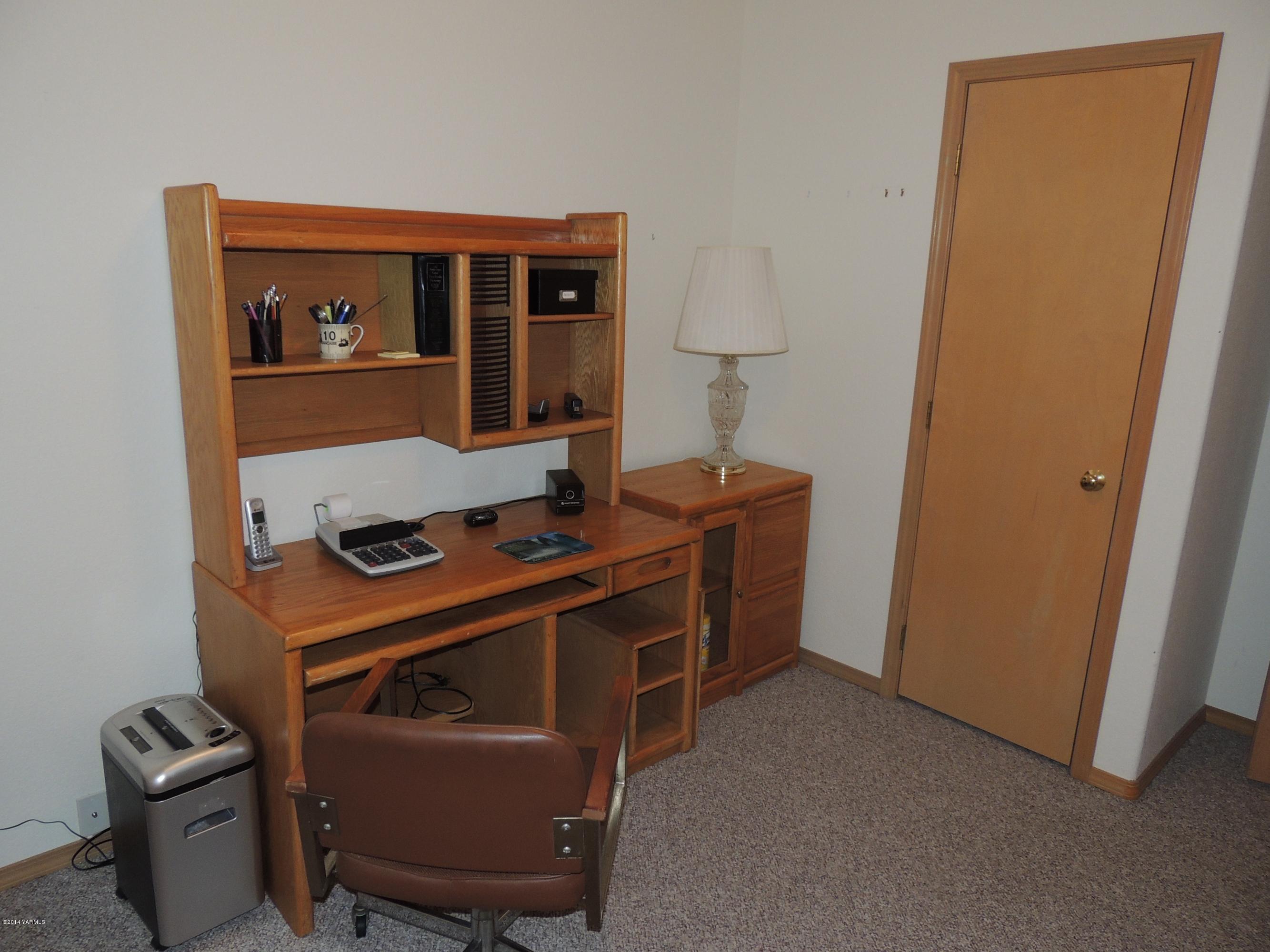 270 Red Tail Road Yakima, WA 98908 - Photo 4 of 69 a room with furniture and a table