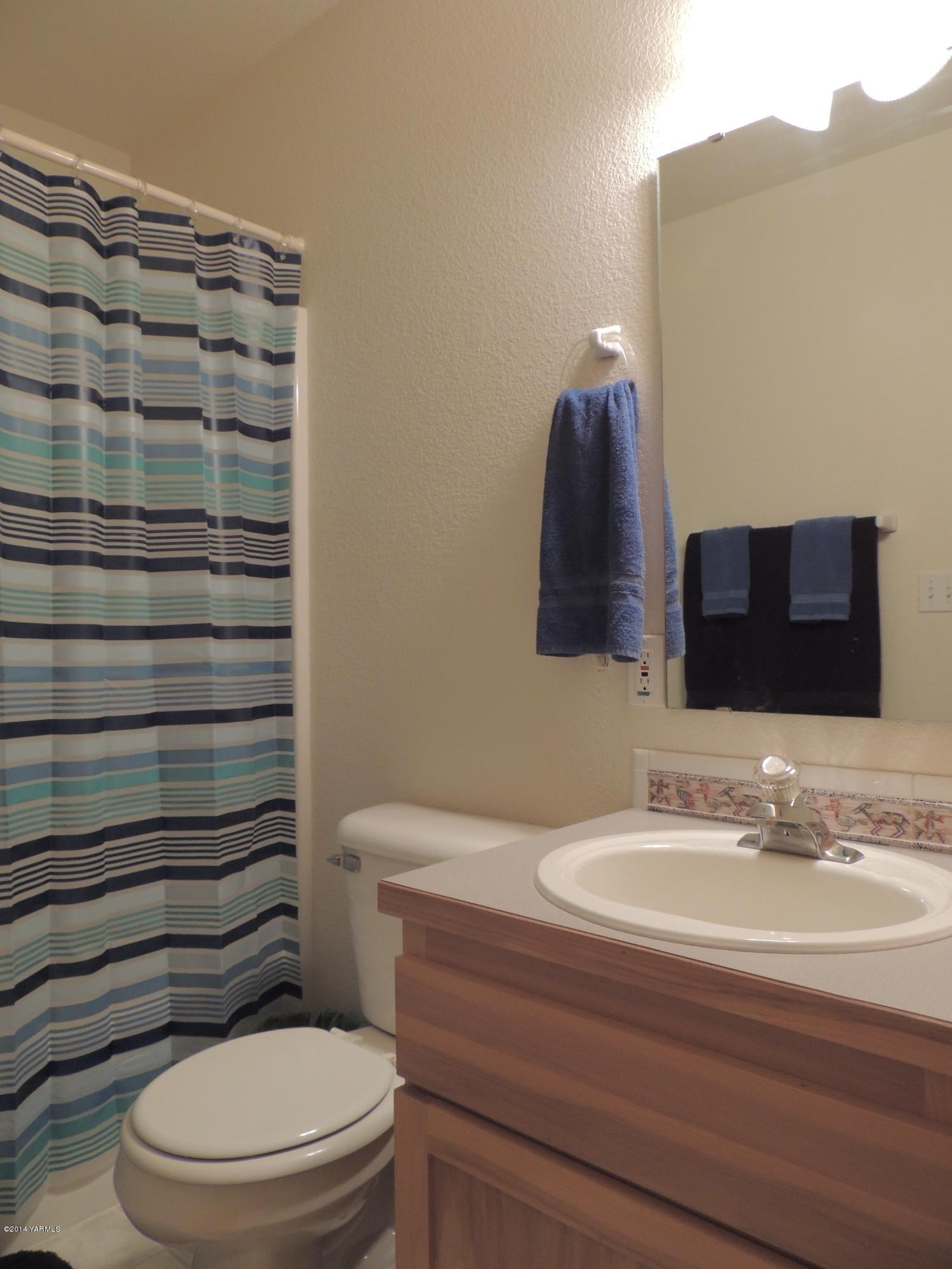 270 Red Tail Road Yakima, WA 98908 - Photo 32 of 69 a bathroom with a toilet a sink and mirror