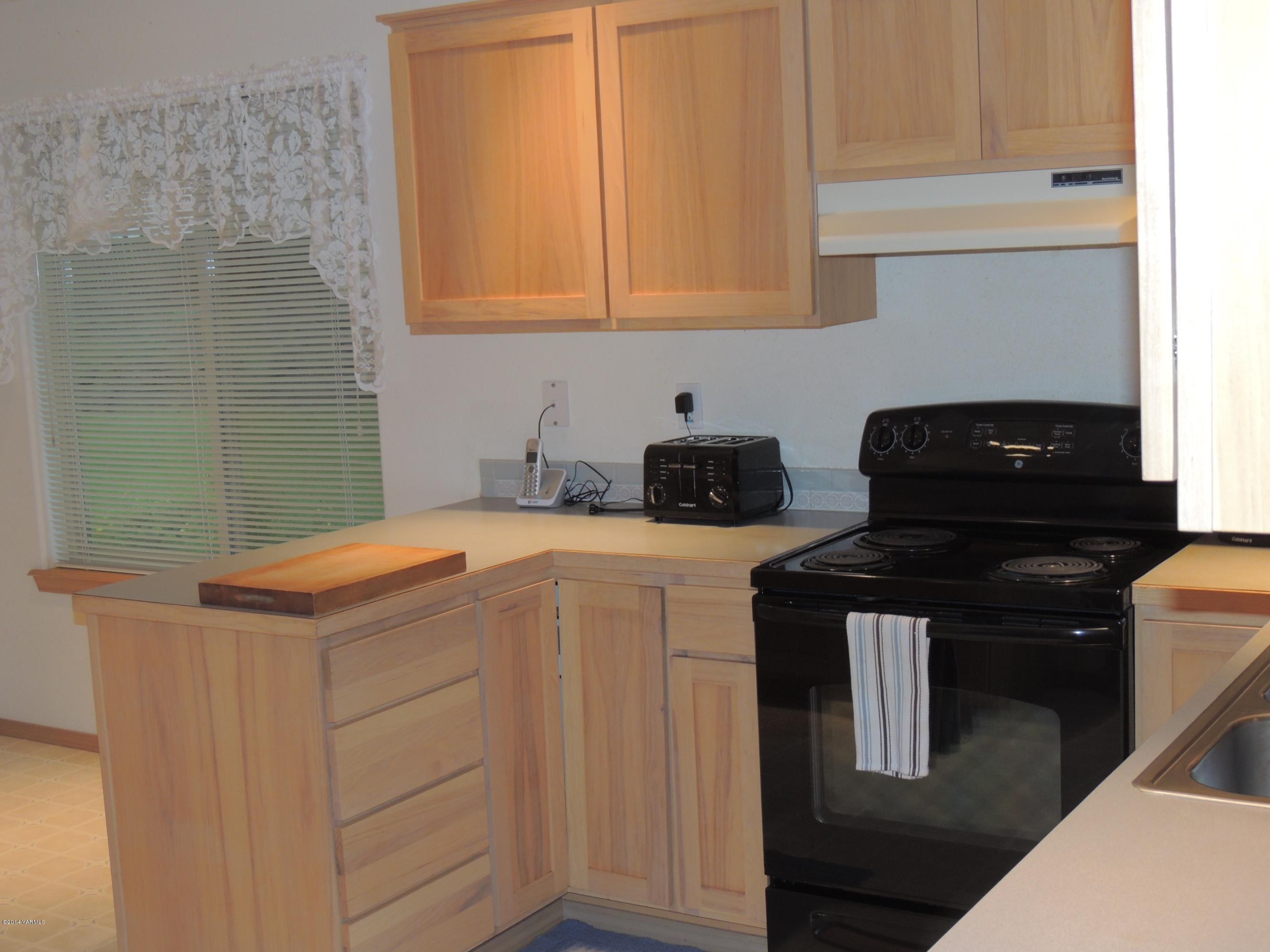 270 Red Tail Road Yakima, WA 98908 - Photo 33 of 69 a kitchen with a stove and a cabinet