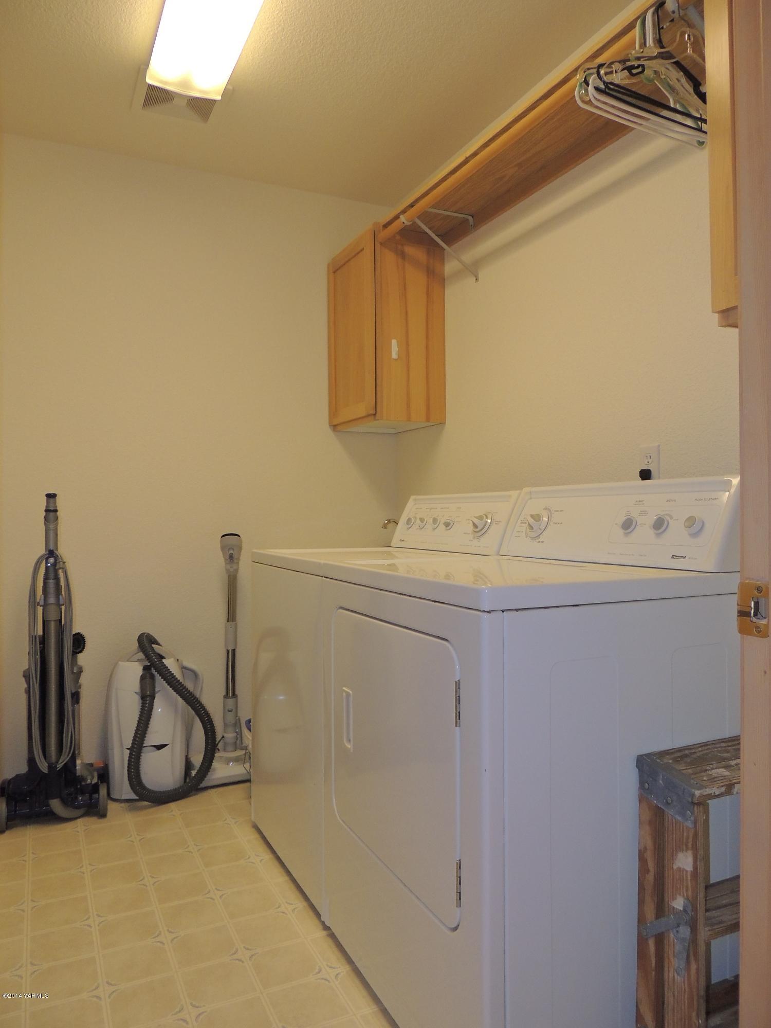 270 Red Tail Road Yakima, WA 98908 - Photo 36 of 69 a utility room with dryer and washer