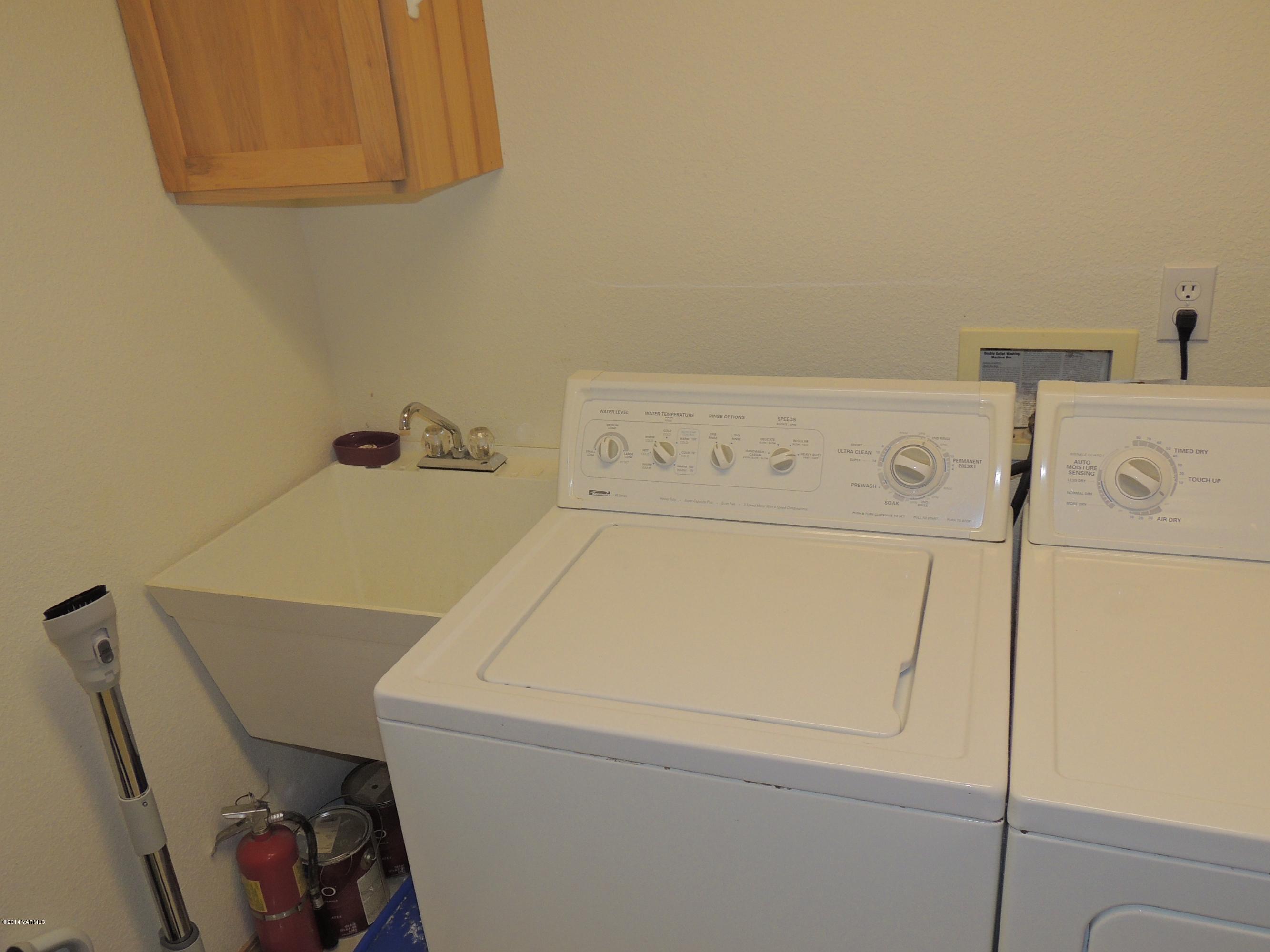 270 Red Tail Road Yakima, WA 98908 - Photo 37 of 69 a utility room with dryer and washer