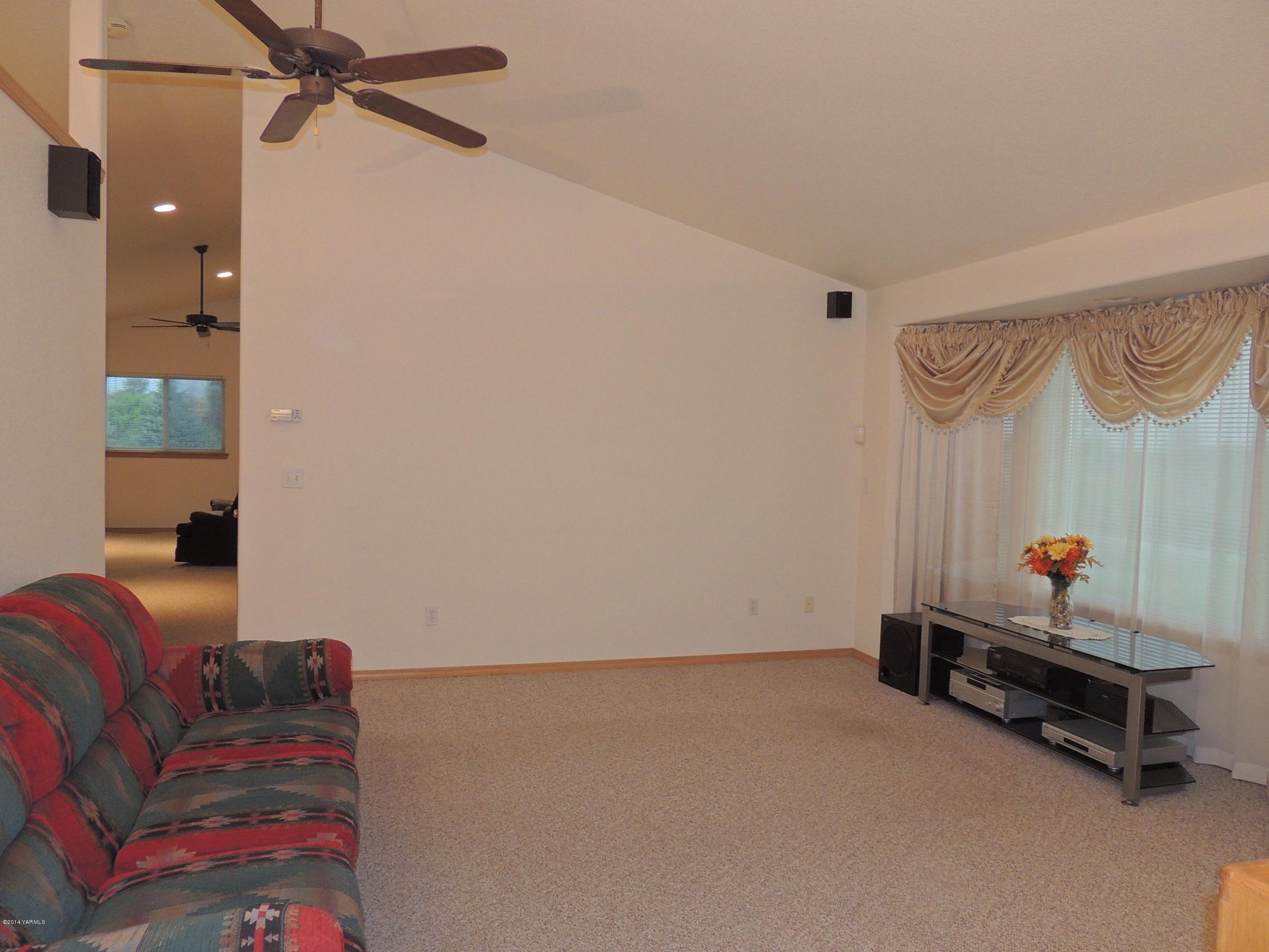 270 Red Tail Road Yakima, WA 98908 - Photo 38 of 69 Living room (1)