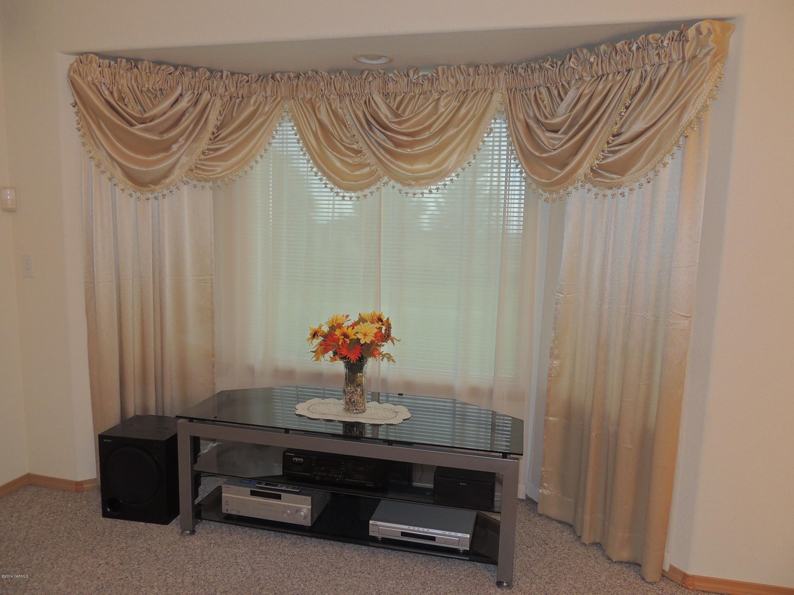 270 Red Tail Road Yakima, WA 98908 - Photo 39 of 69 a room with a table and a chair