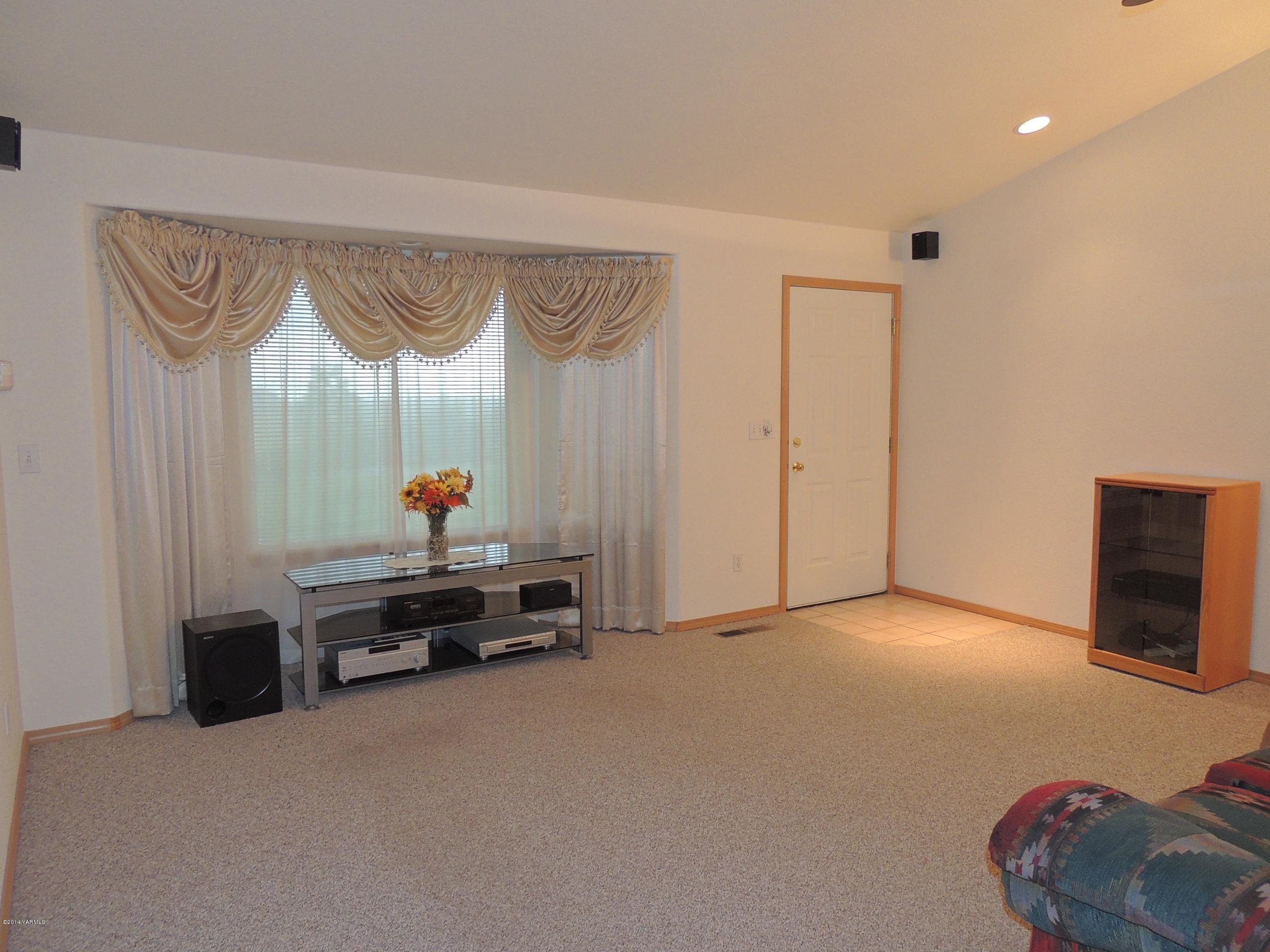 270 Red Tail Road Yakima, WA 98908 - Photo 40 of 69 Living room (3)