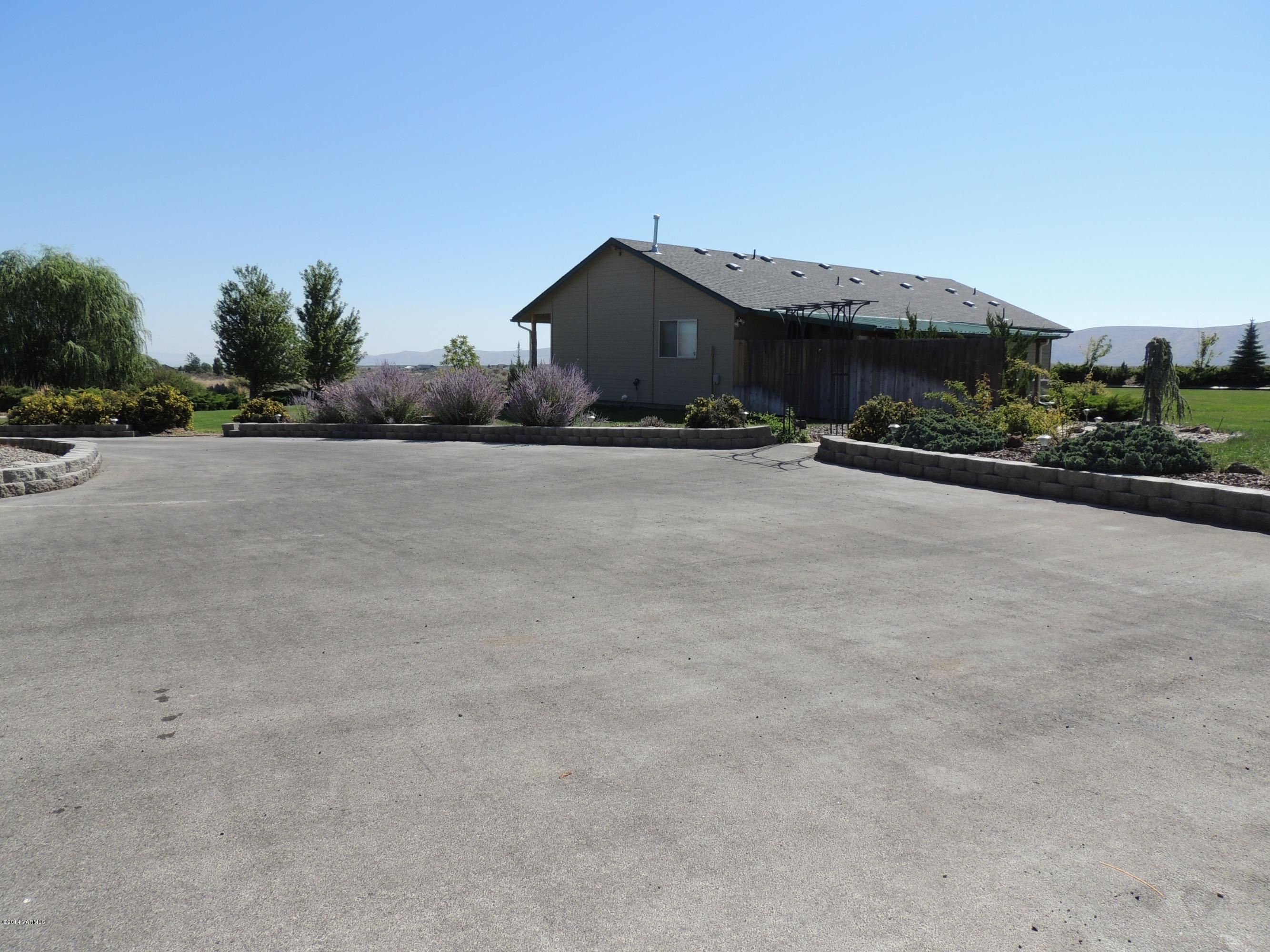 270 Red Tail Road Yakima, WA 98908 - Photo 51 of 69 a front view of a house with a yard and garage