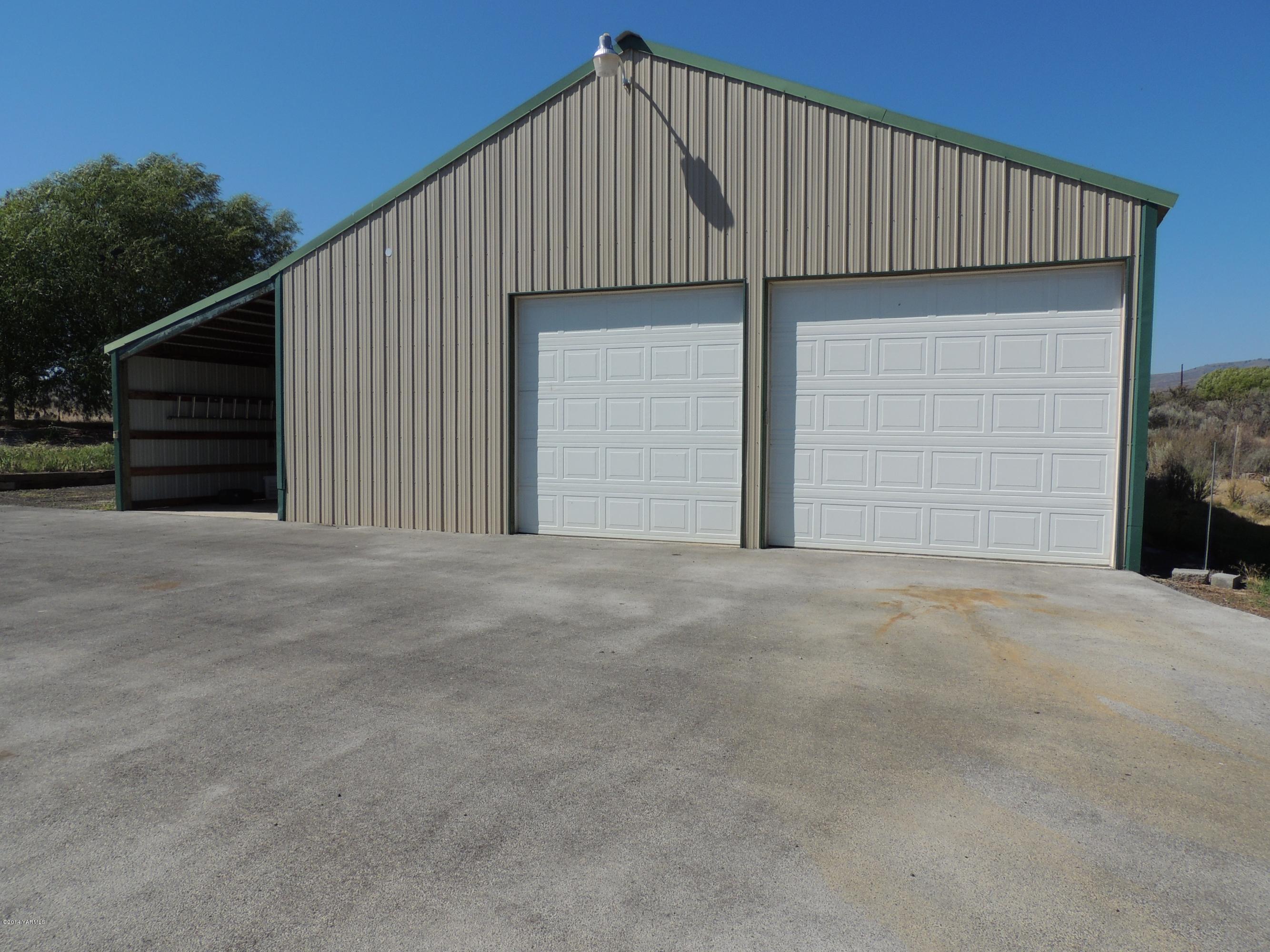 270 Red Tail Road Yakima, WA 98908 - Photo 53 of 69 a view of outdoor space and front view of a house
