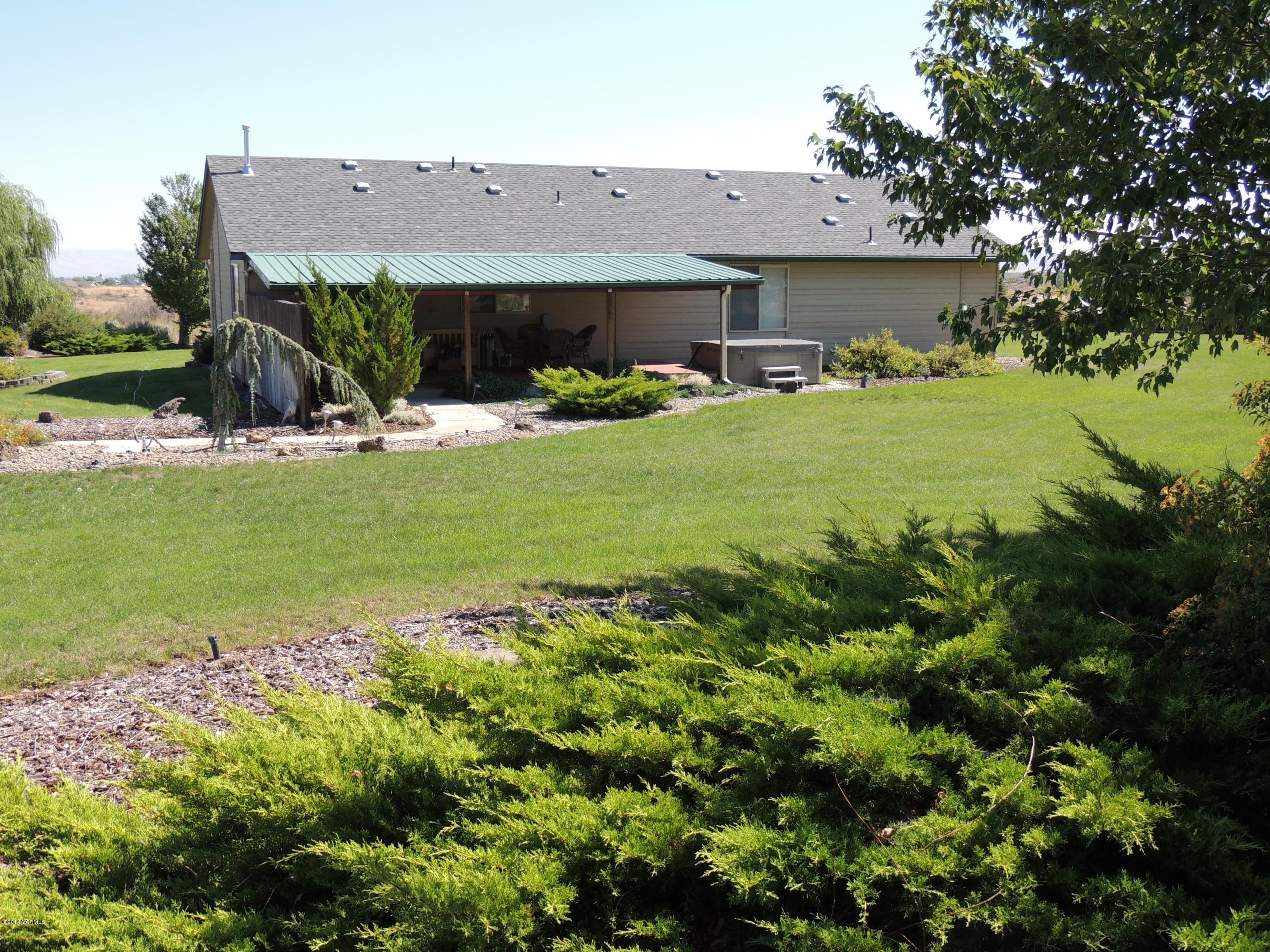 270 Red Tail Road Yakima, WA 98908 - Photo 55 of 69 a view of a house with garden