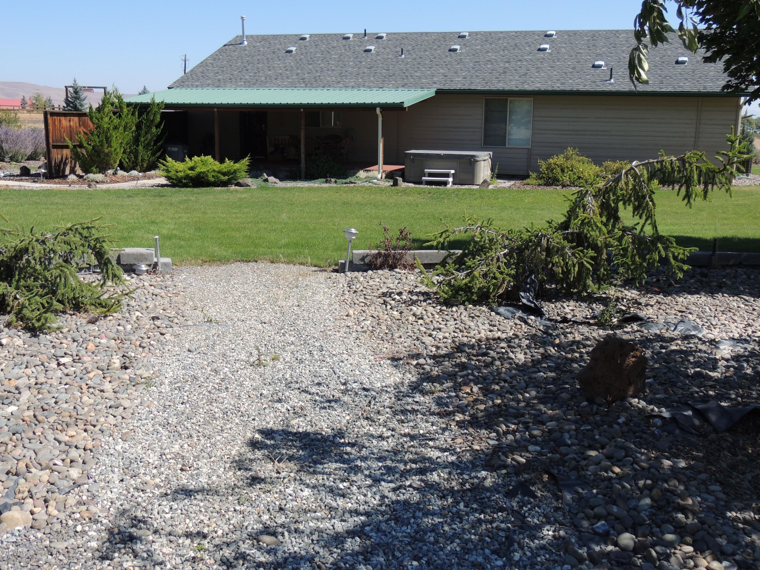 270 Red Tail Road Yakima, WA 98908 - Photo 57 of 69 a front view of a house with garden
