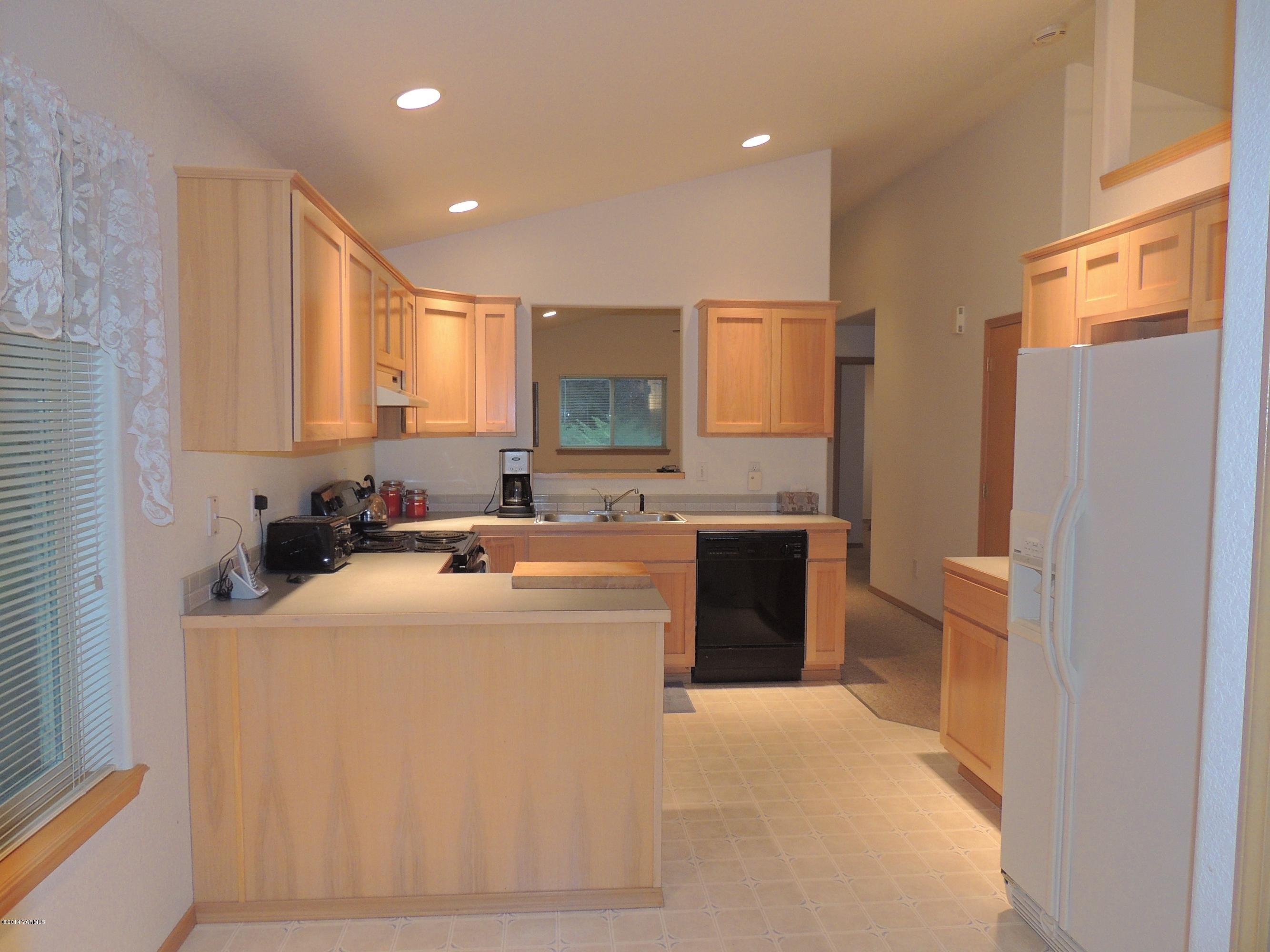 270 Red Tail Road Yakima, WA 98908 - Photo 7 of 69 a kitchen with stainless steel appliances granite countertop a sink stove and refrigerator