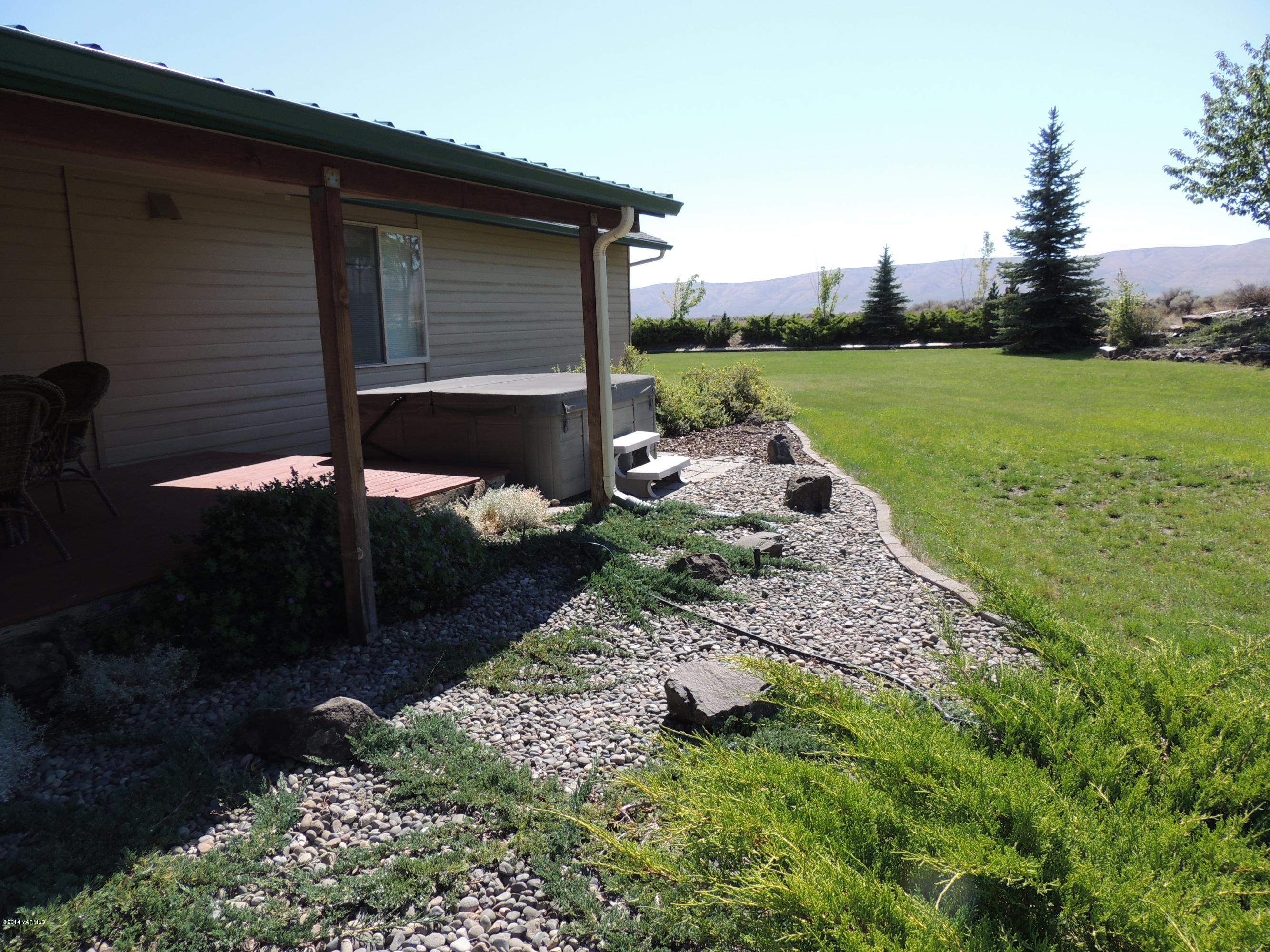 270 Red Tail Road Yakima, WA 98908 - Photo 68 of 69 a backyard of a house with lots of green space