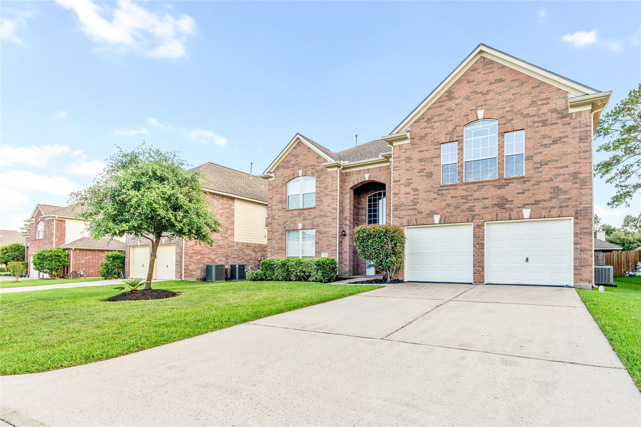 6211 Stone Hill Road Spring, TX 77389 - Photo 2 of 43 a front view of house with yard and green space