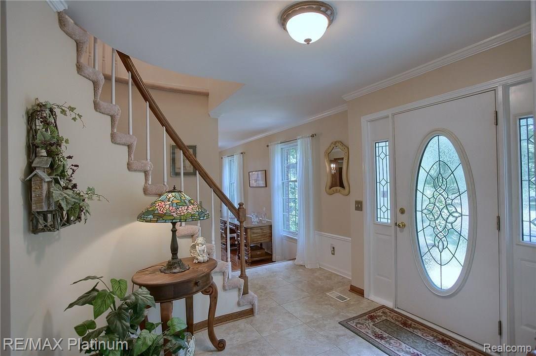 ENTRY WITH CURVED STAIRCASE