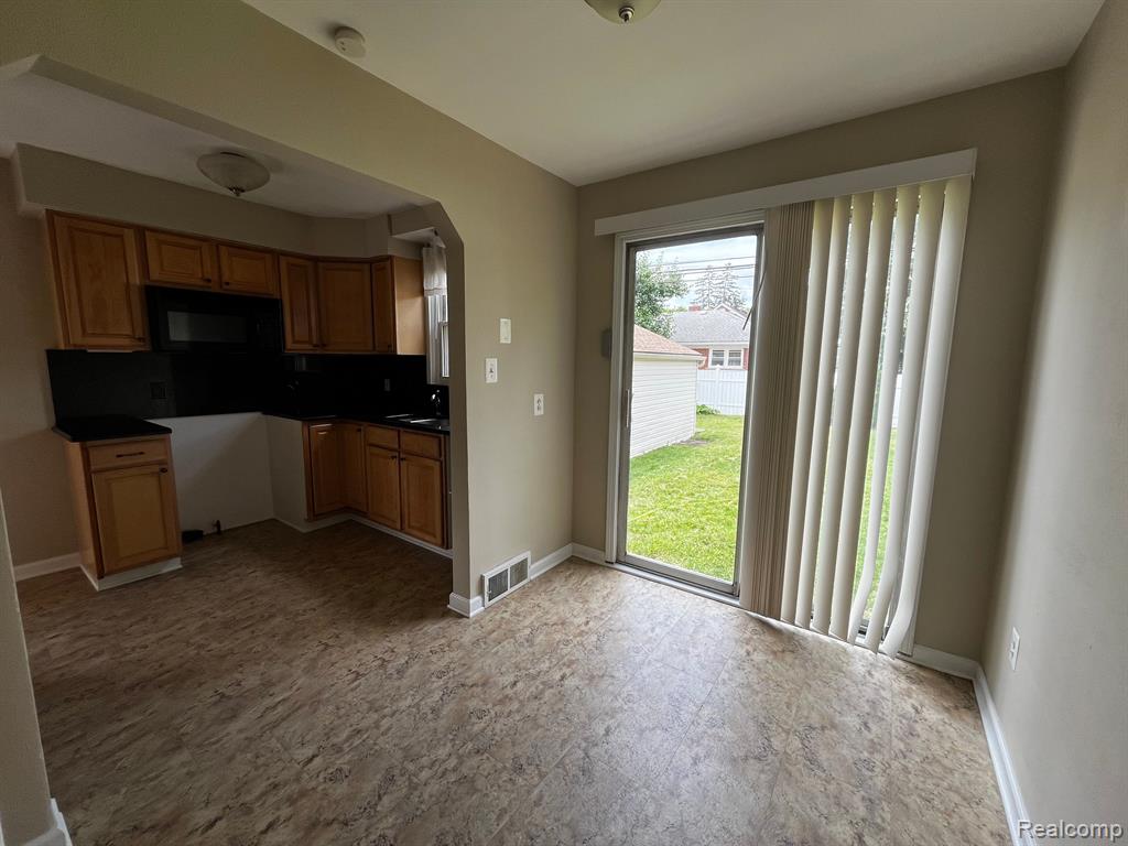 6734 Rosedale Boulevard Allen Park, MI 48101 - Photo 7 of 26
