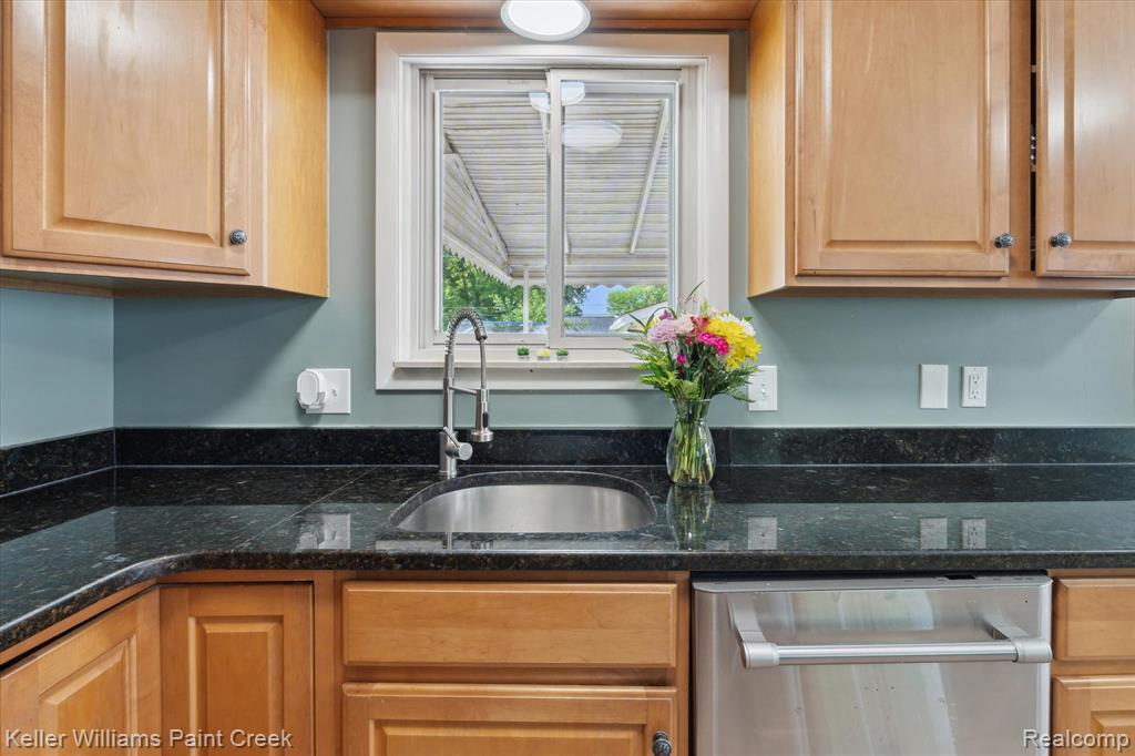12960 Common Road Warren, MI 48088 - Photo 13 of 33