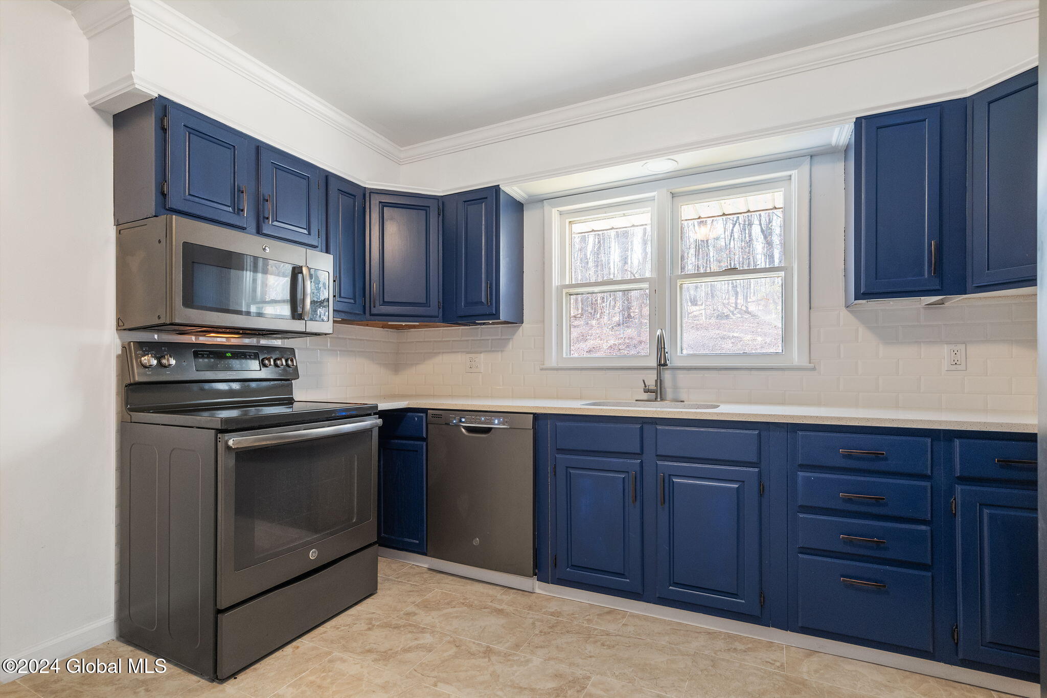 18 Denison Road Colonie, NY 12309 - Photo 11 of 42 11-18DenisonRd_11