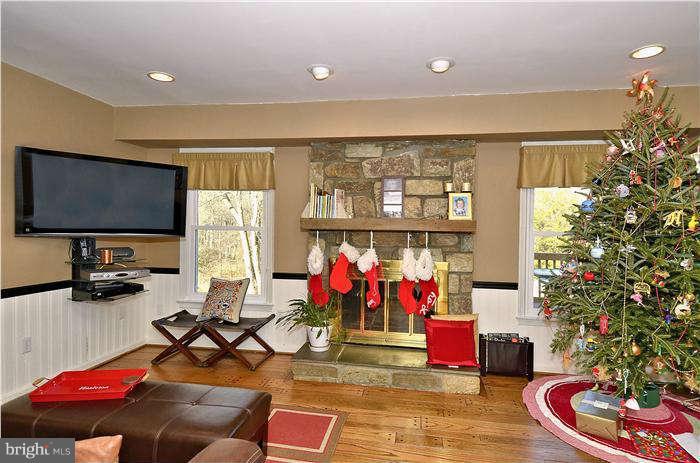 2204 Countryside Drive Silver Spring, MD 20905 - Photo 11 of 29 a living room with furniture and a potted plant