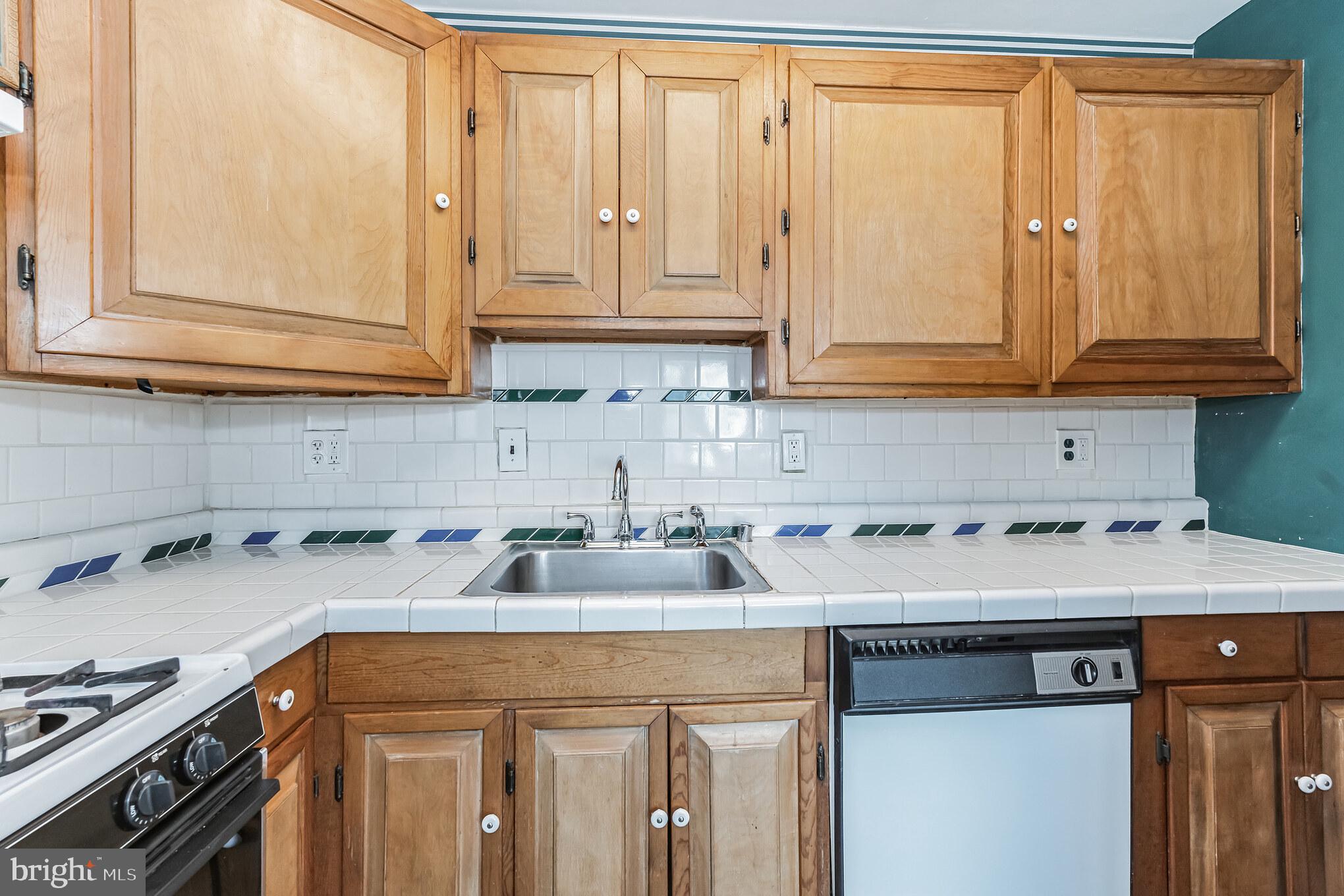 12812 Holdridge Road Silver Spring, MD 20906 - Photo 8 of 30 Ceramic tile countertops