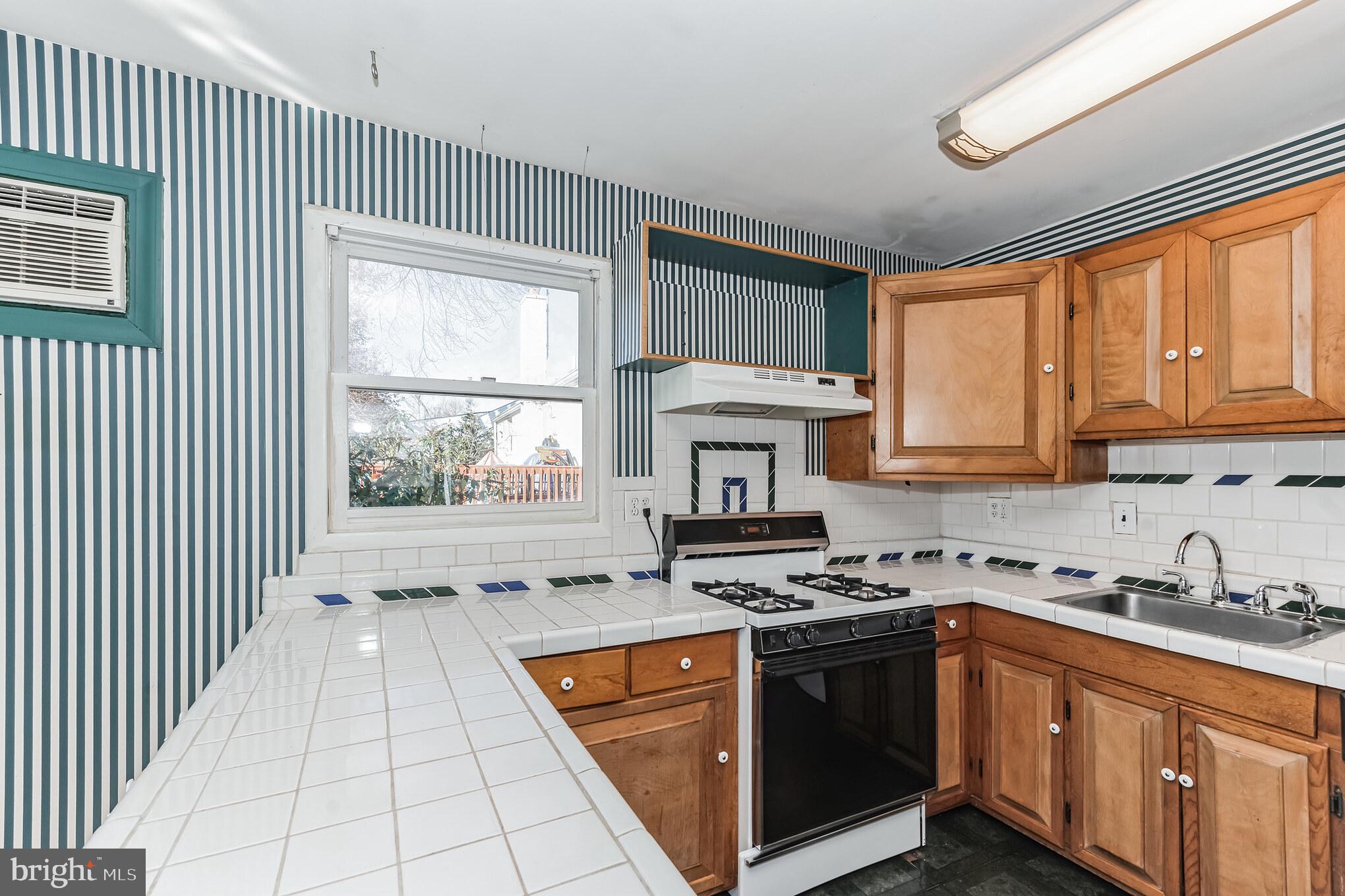 12812 Holdridge Road Silver Spring, MD 20906 - Photo 9 of 30 Gas range