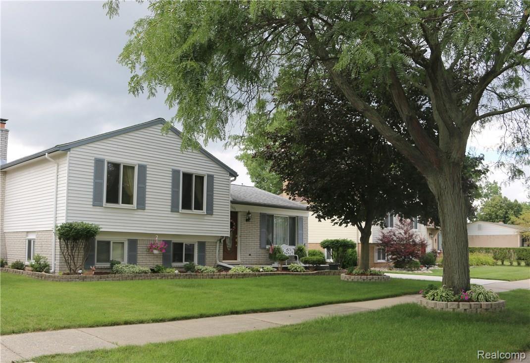 002 FRONT YARD.jpg