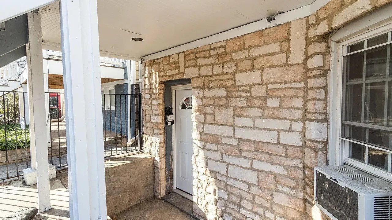 1308 West Byron Street, Unit G Chicago, IL 60613 - Photo 2 of 15 a bathroom with a shower