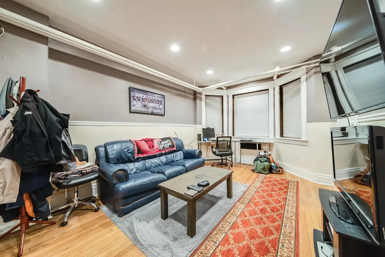 1308 West Byron Street, Unit G Chicago, IL 60613 - Photo 6 of 15 a living room with furniture and a flat screen tv