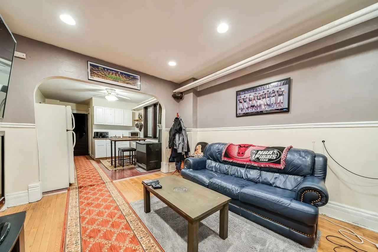1308 West Byron Street, Unit G Chicago, IL 60613 - Photo 7 of 15 a living room with furniture and a couch