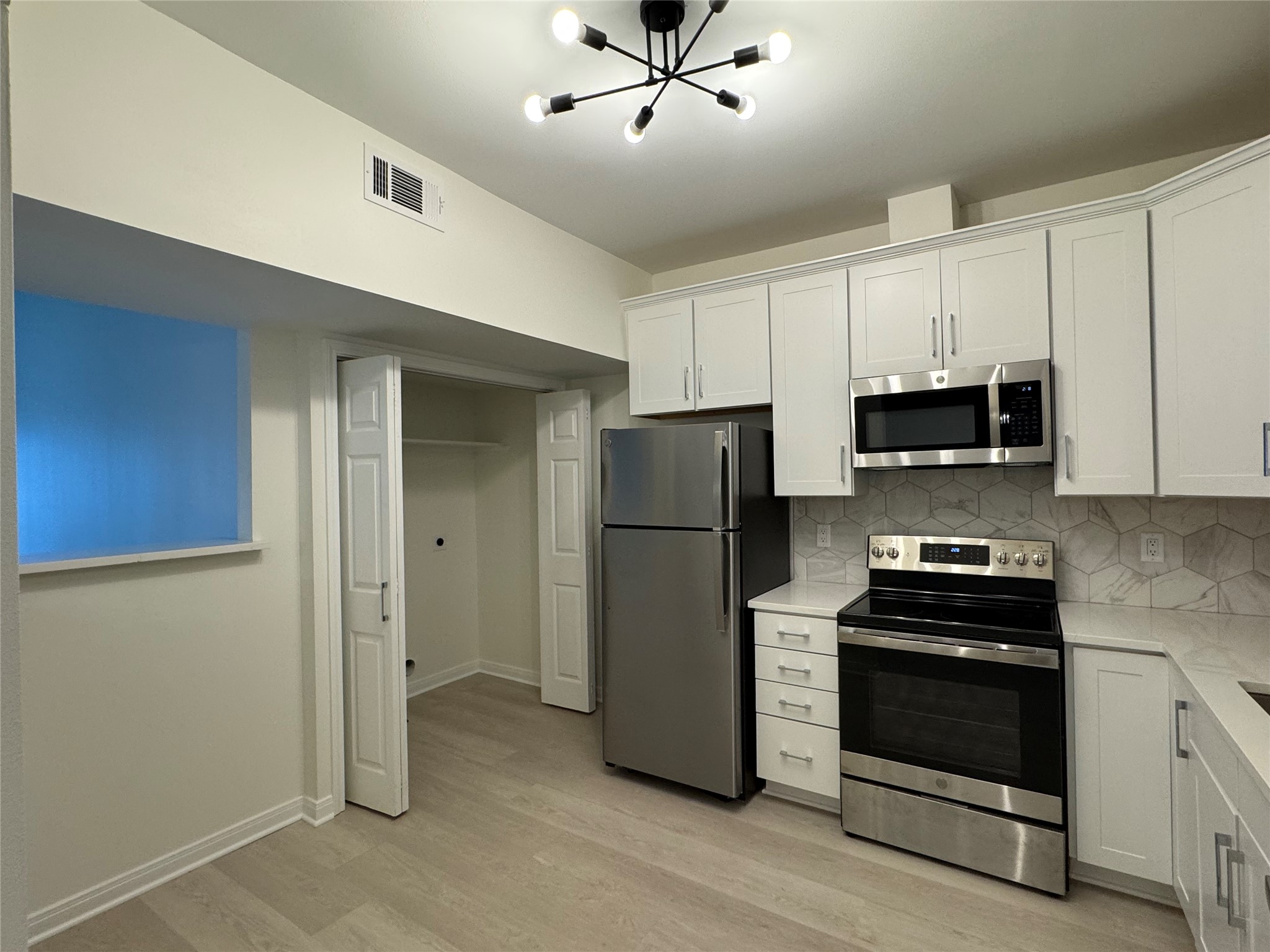 2100 Tanglewilde Street, Unit 626 Houston, TX 77063 - Photo 15 of 36 Other view of kitchen