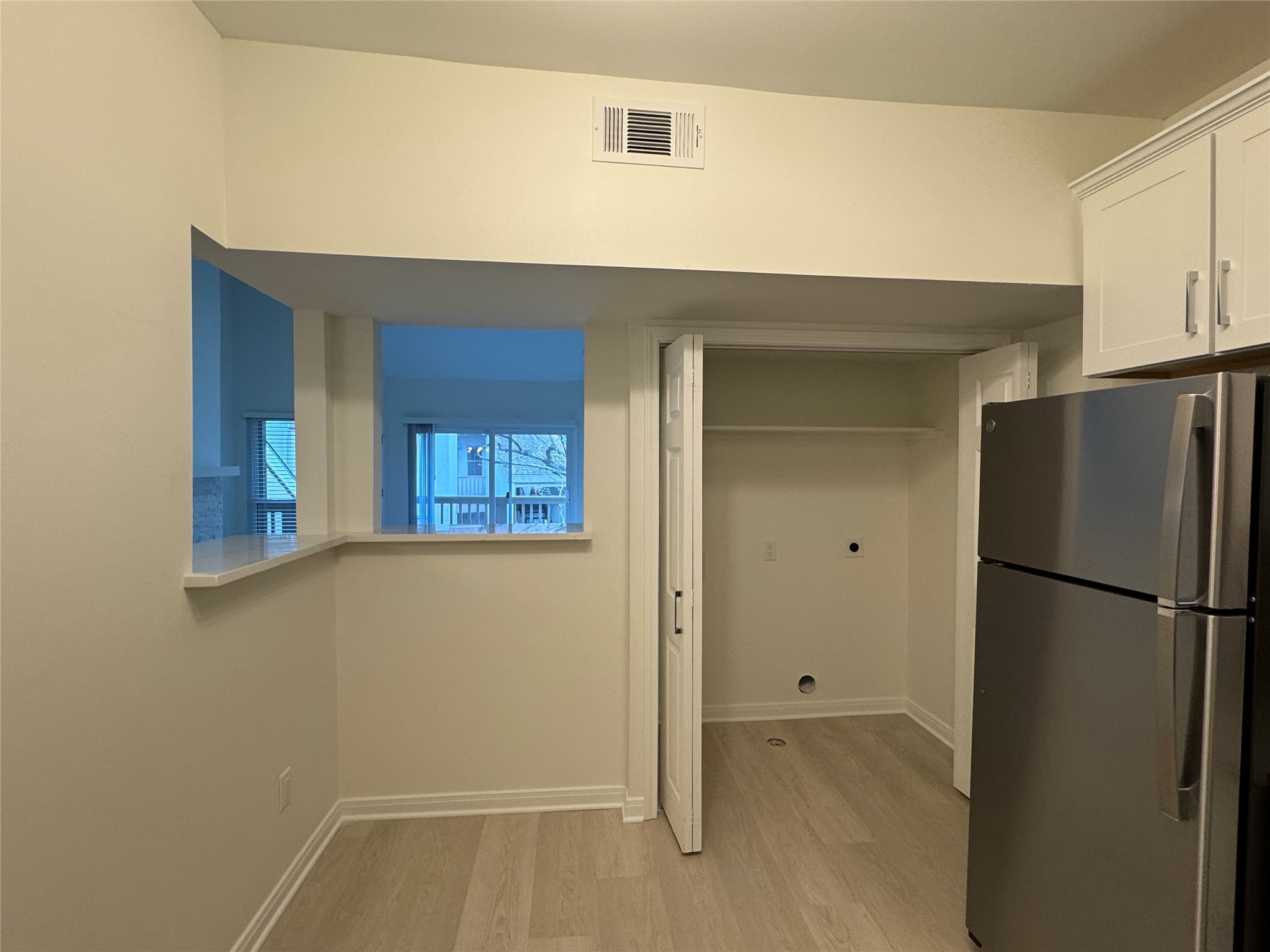 2100 Tanglewilde Street, Unit 626 Houston, TX 77063 - Photo 16 of 36 Open view to the living room from kitchen, laundry closet
