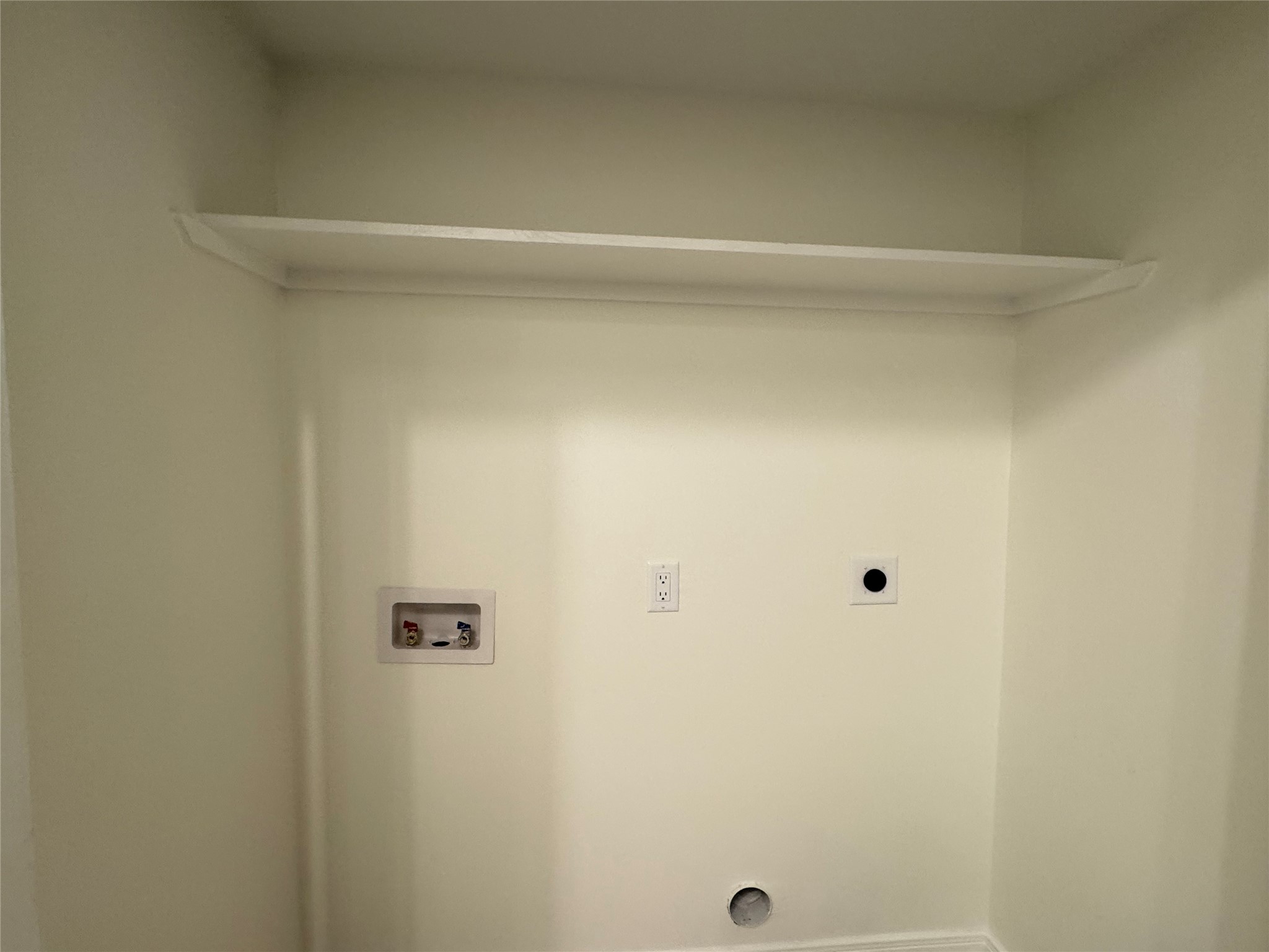 2100 Tanglewilde Street, Unit 626 Houston, TX 77063 - Photo 17 of 36 Laundry area with shelf