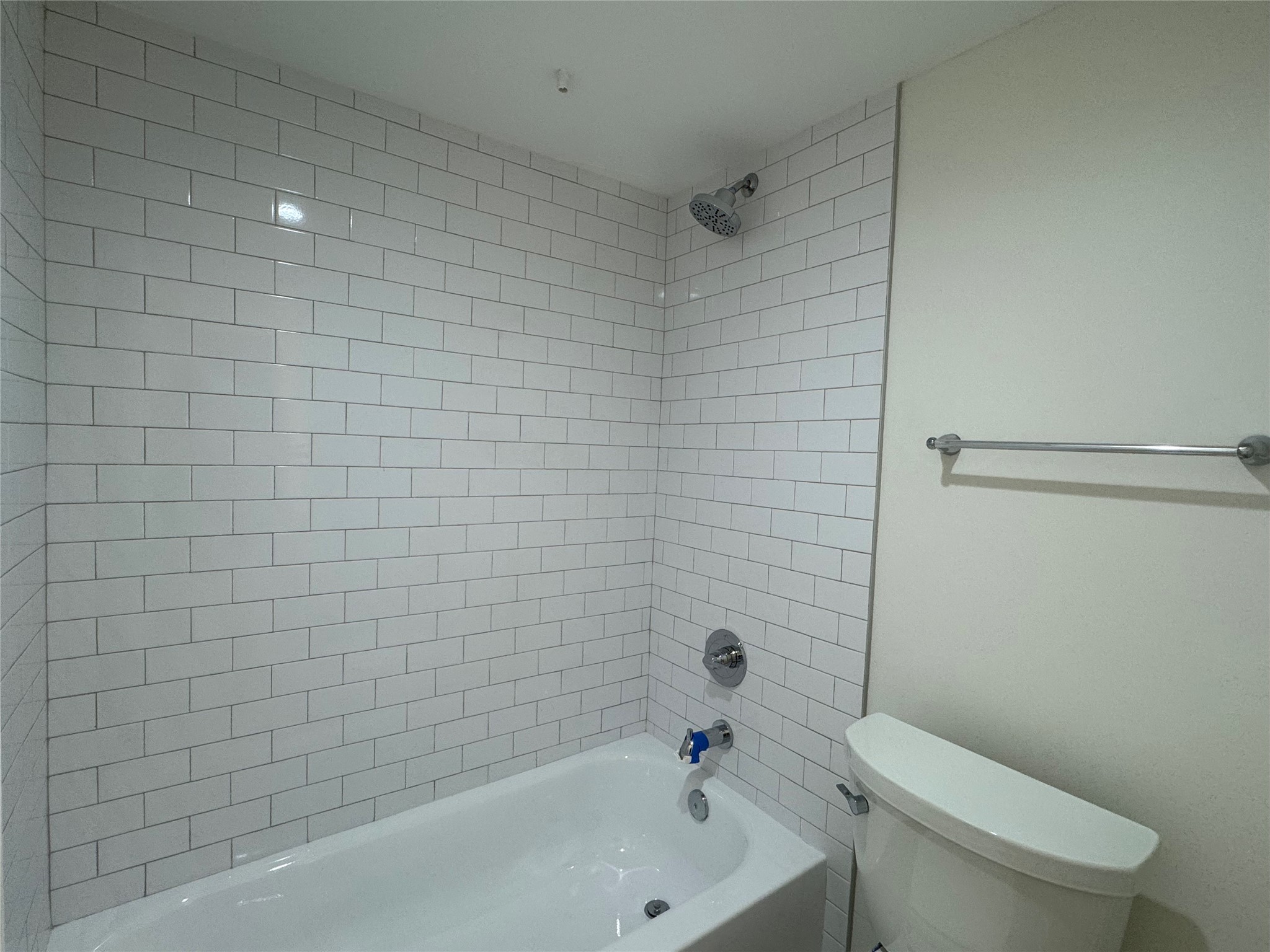 2100 Tanglewilde Street, Unit 626 Houston, TX 77063 - Photo 19 of 36 Toilet and bathtub