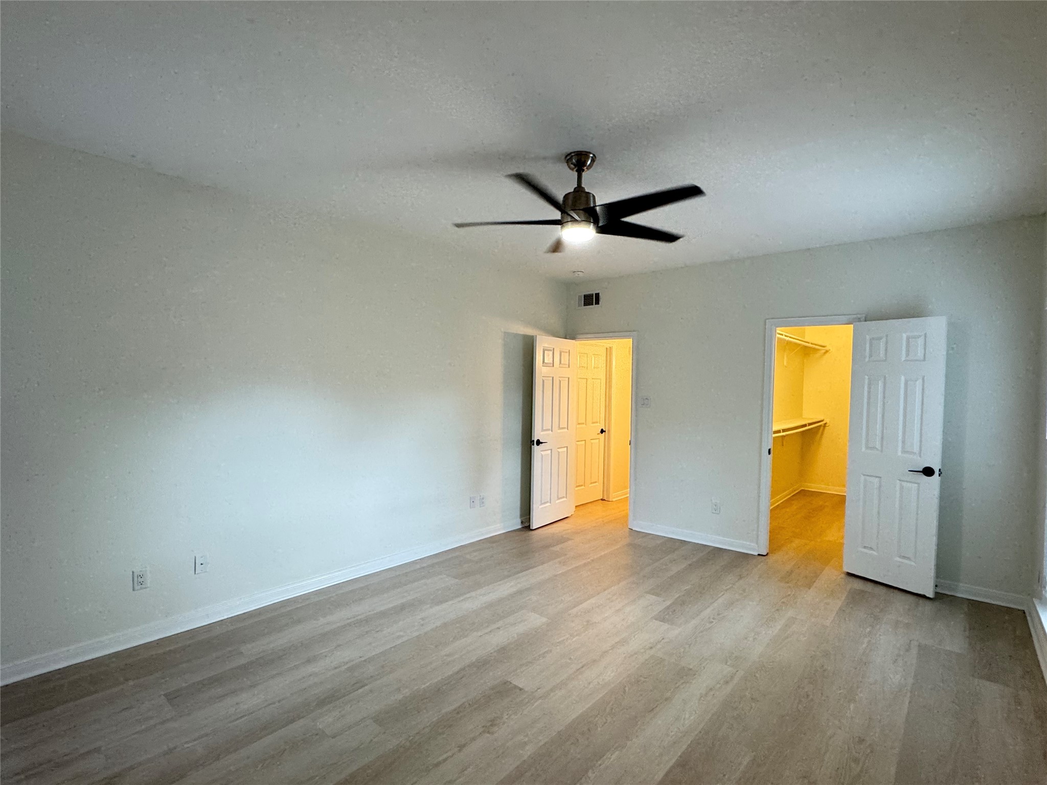 2100 Tanglewilde Street, Unit 626 Houston, TX 77063 - Photo 22 of 36 Reverse view of bedroom, closet to the right