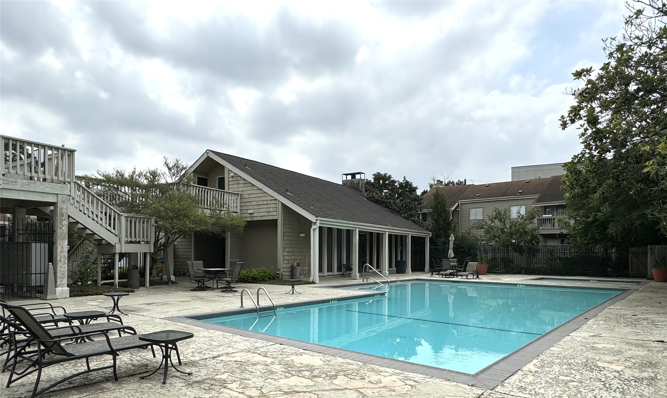 2100 Tanglewilde Street, Unit 626 Houston, TX 77063 - Photo 33 of 36 Reverse view of pool