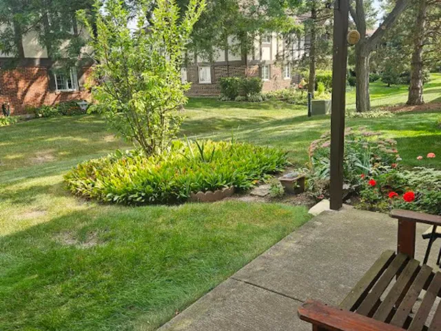 $319,000 | 230 Windsor Lane, Unit A, Willowbrook, IL 60527
