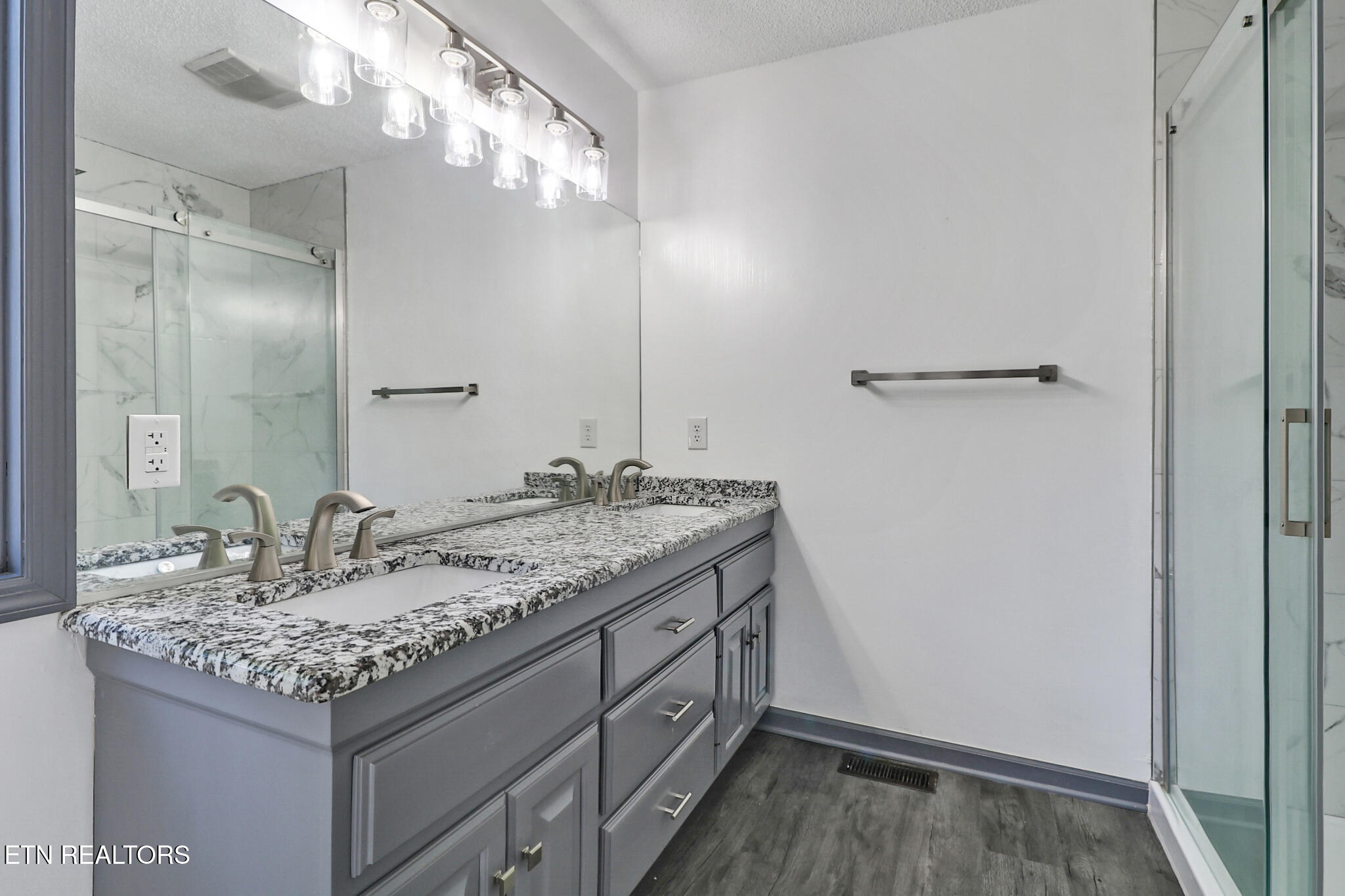 12 Ridgecrest Circle Crossville, TN 38558 - Photo 29 of 52 MAIN SUITE BATH