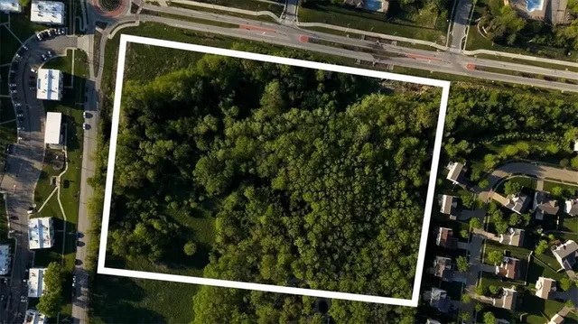 $399,000 | 5509 Northwest Waukomis Drive, Kansas City, MO 64151